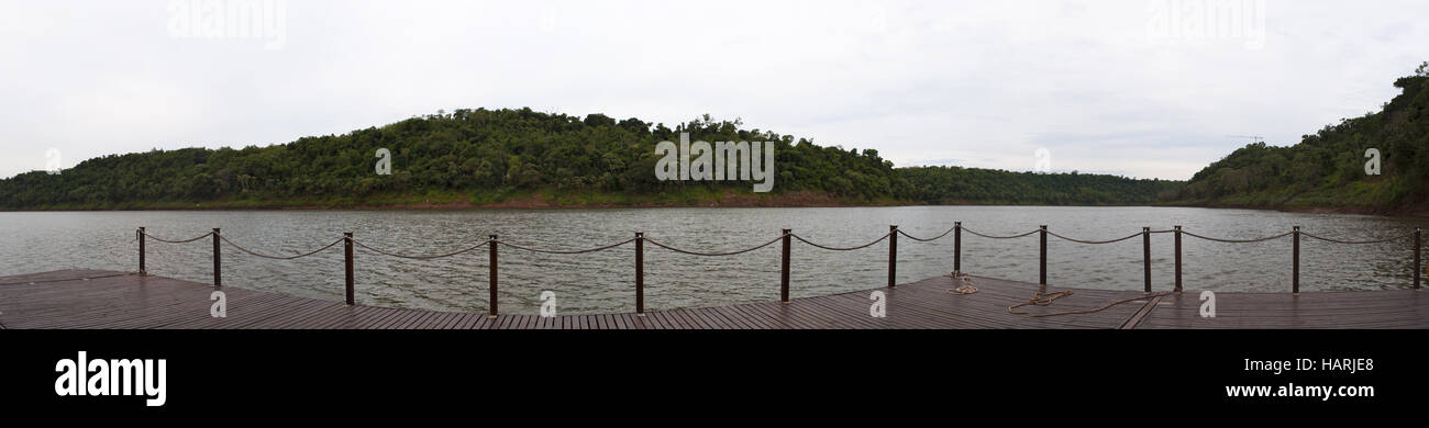 Argentine : une barge flottante sur la rivière Iguazu, dont le cours mène à la spectaculaire des chutes d'Iguazu Banque D'Images