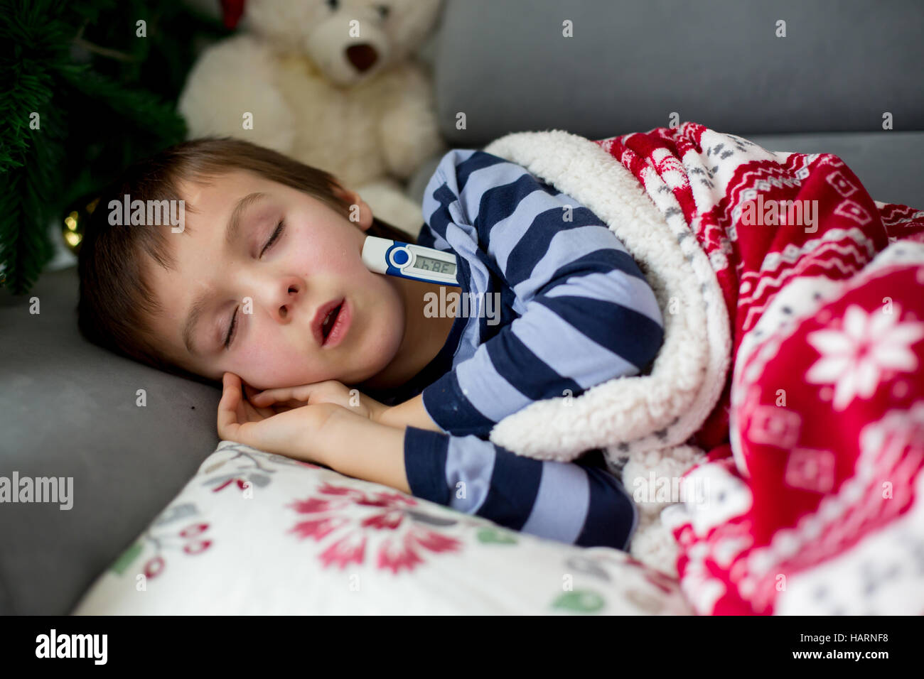 Petit Enfant Malade Mon Garcon Avec Une Forte Fievre De Dormir Sur Le Canape A La Maison Beaucoup De Medecine Sur La Table Photo Stock Alamy Petit Enfant Malade Mon Garcon Avec Une Forte Fievre De Dormir Sur Le Canape A La Maison Beaucoup De Medecine Sur La Table Photo Stock Alamy