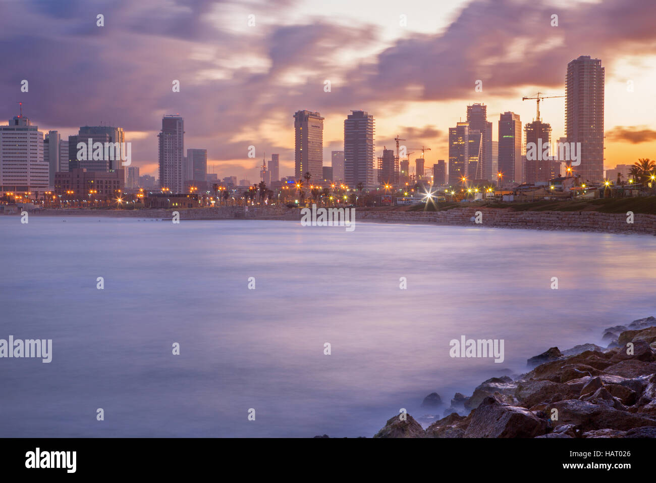 TEL AVIV, ISRAËL - 2 mars 2015 : le panorama de Tel Aviv dans le crépuscule du matin. Banque D'Images