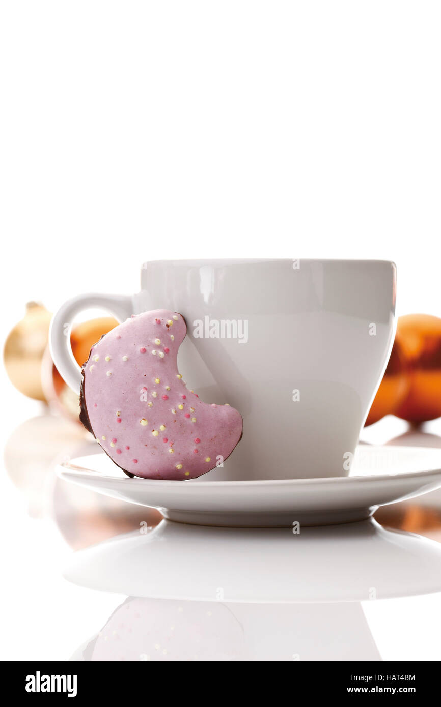 Tasse à café et d'épices en forme de demi-lune cookie, des boules de Noël à  l'arrière Photo Stock - Alamy