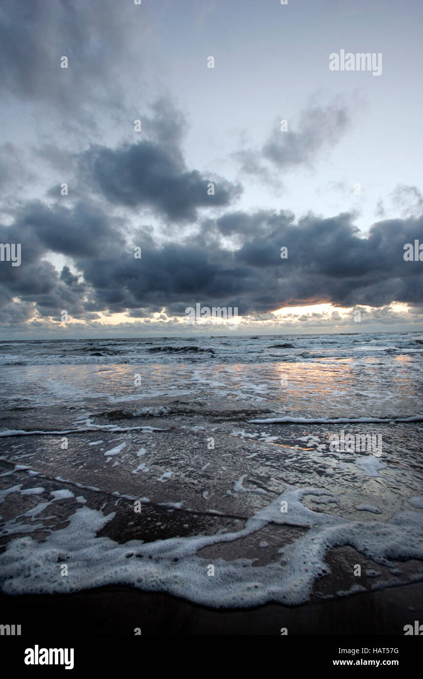Les nuages, plage près de Lokken sur la côte ouest du Danemark, Scandinavie, Europe Banque D'Images