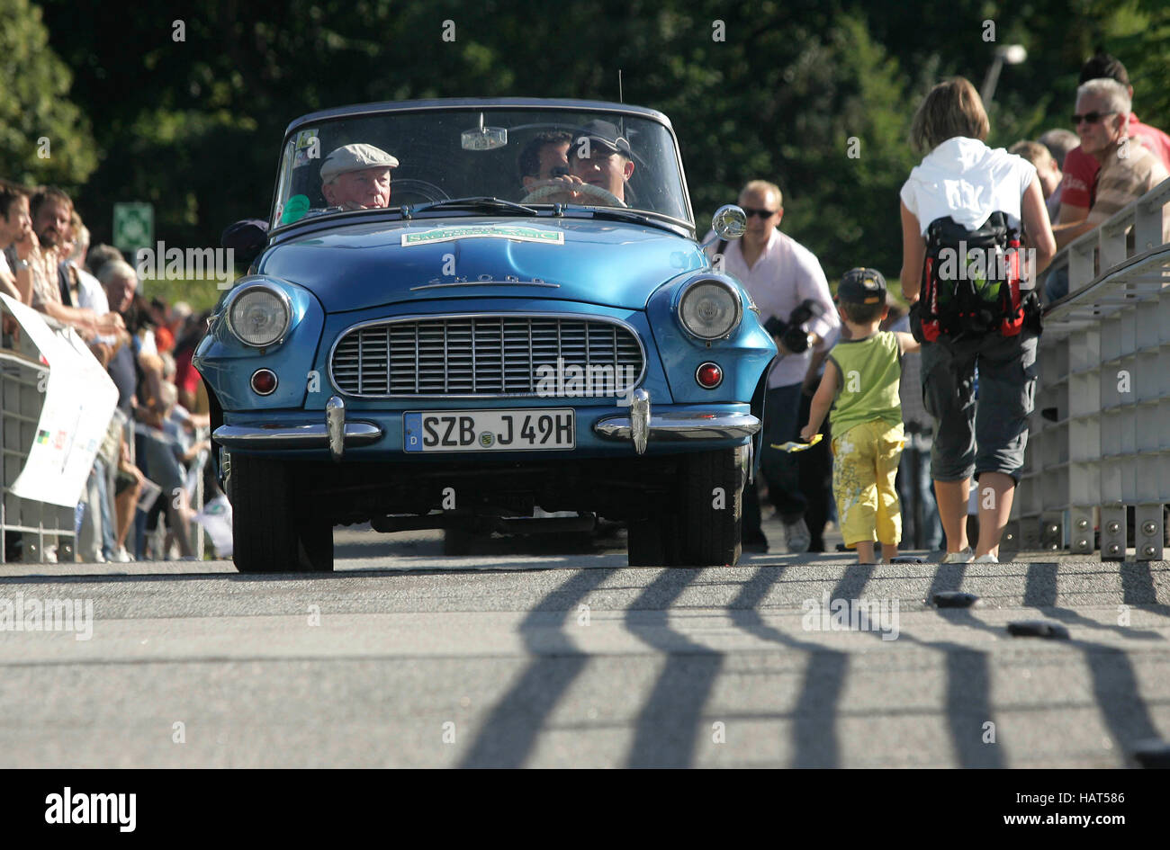 Location à l'arrivée de la Sachsen Classic vintage car rally, sur la gauche dans la voiture Peter Sodann, par le fabricant en cristal Banque D'Images