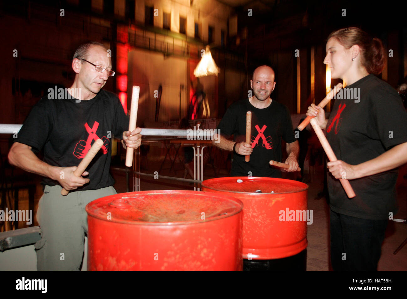 Les batteurs de Blechlawine avec leurs grands tambours à huile, répétition générale avec les artistes en direct et d'un défilé, ORNOE art festival Banque D'Images
