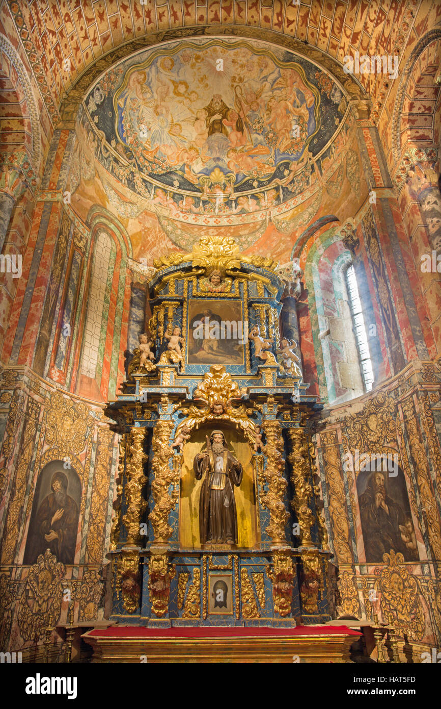 AVILA, ESPAGNE, avril - 19, 2016 : Le baroque autel latéral os Saint Benoît de Nursie en église Basilica de San Vicente Banque D'Images
