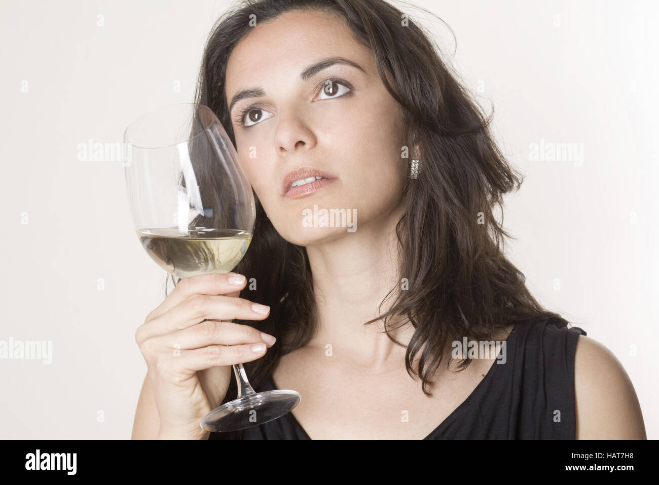 Femme avec du vin blanc Banque D'Images