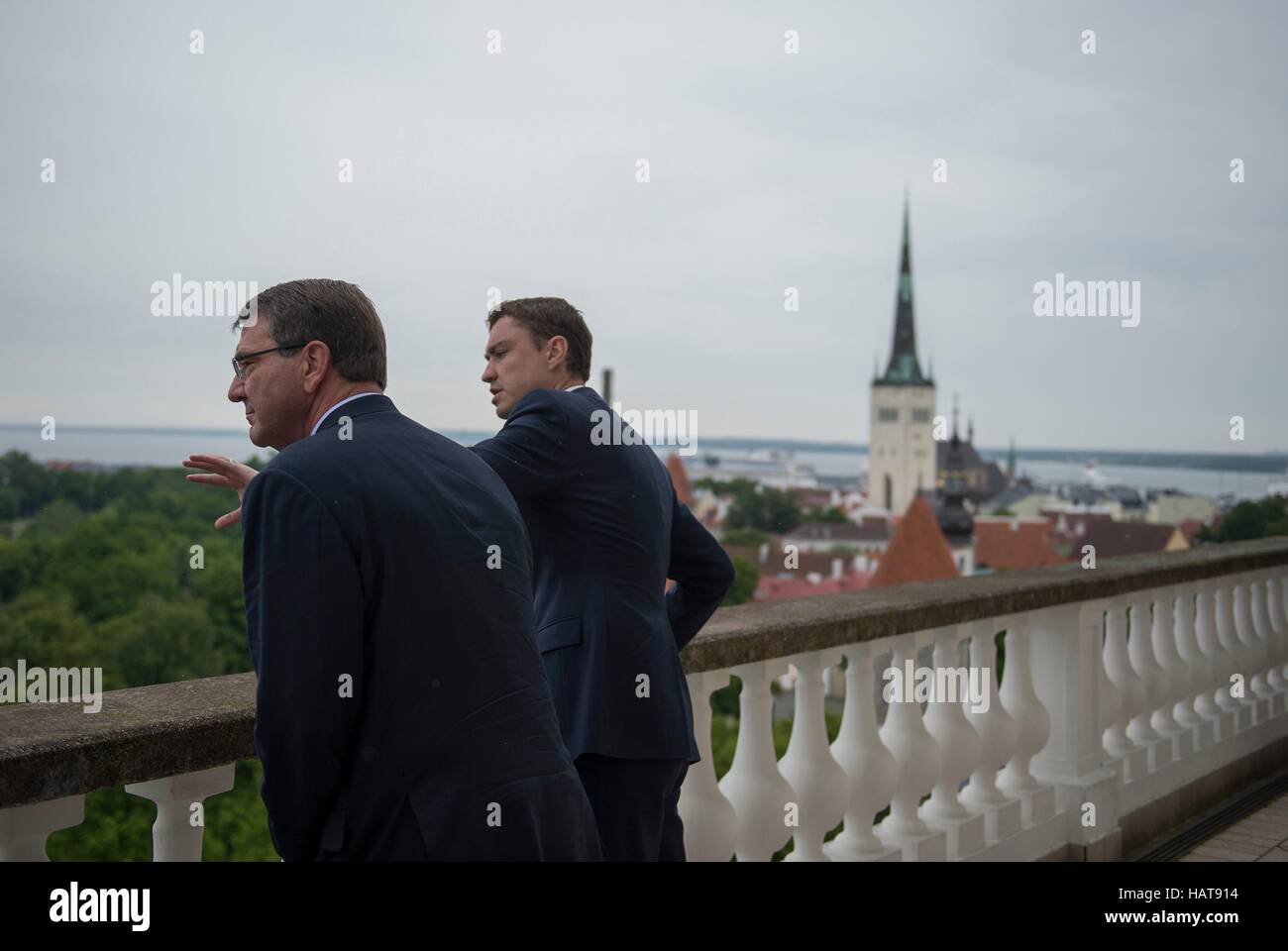 Premier ministre estonien Taavi Roivas (à droite) montre le secrétaire américain à la défense, Ashton Carter la vue depuis un balcon à l'Stenbock Chambre le 23 juin 2015 à Tallinn, Estonie. Banque D'Images