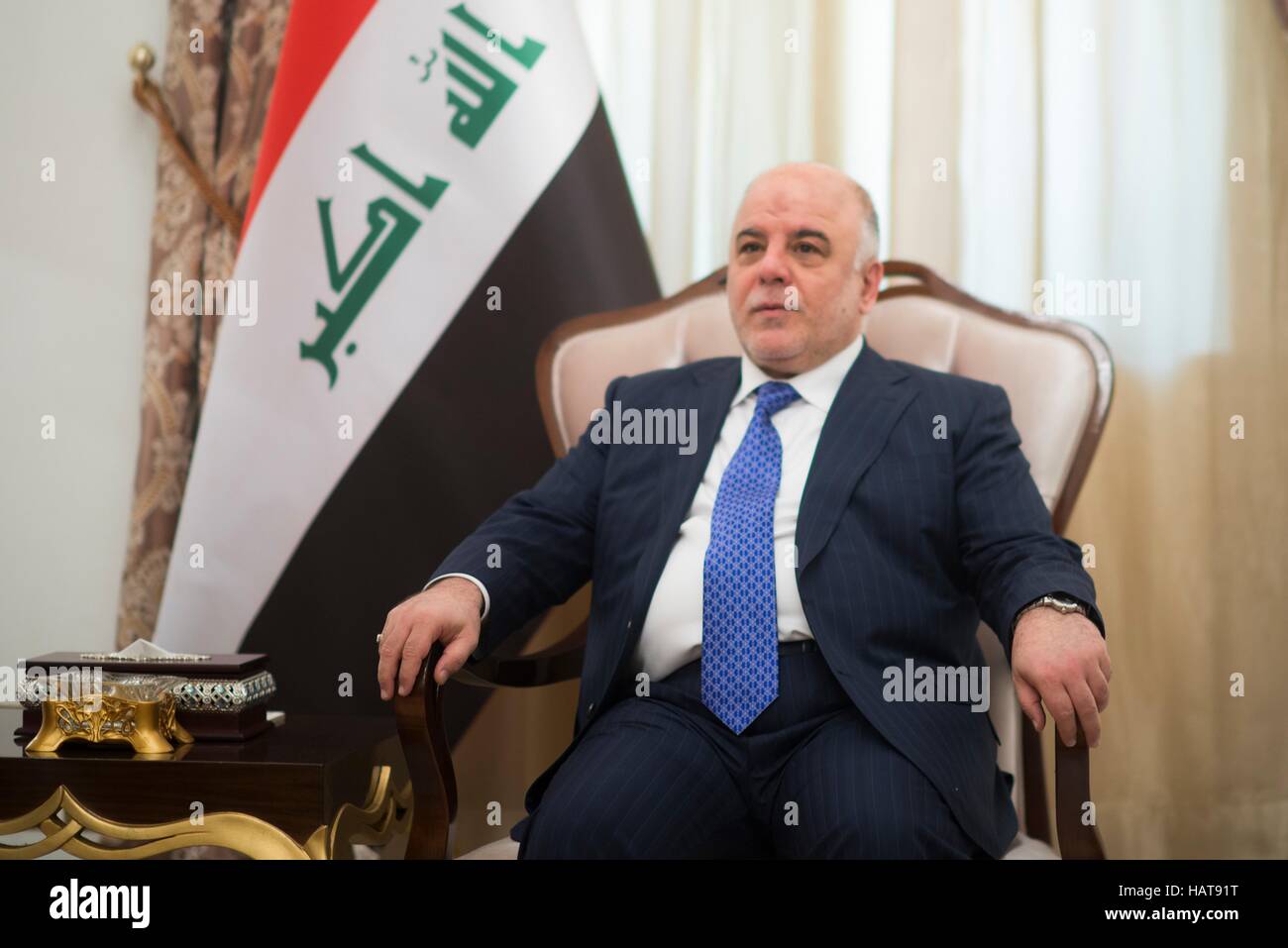 Le Premier ministre irakien Haider al-Abadi est assis dans une réunion avec des chefs d'état-major des Etats-Unis Président Martin Dempsey 9 mars 2015 à Bagdad, Iraq. Banque D'Images