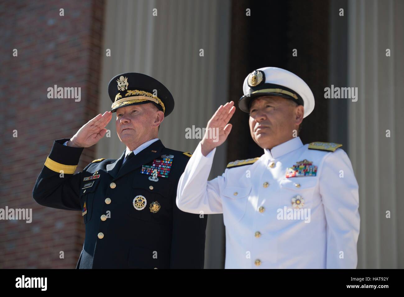 Chefs d'état-major des Etats-Unis Président Martin Dempsey (à gauche) et chef d'état-major japonais Katsutoshi Kawano saluer leurs hymnes nationaux lors d'une stratégie de défense Dialogue des chefs à Fort Lesley J. McNair Roosevelt Hall le 16 juillet 2015, à Washington, DC. Banque D'Images