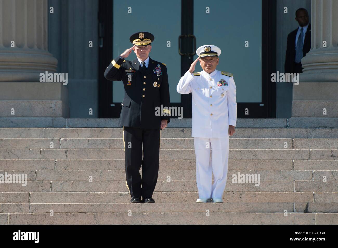 Chefs d'état-major des Etats-Unis Président Martin Dempsey (à gauche) et chef d'état-major japonais Katsutoshi Kawano saluer leurs hymnes nationaux lors d'une stratégie de défense Dialogue des chefs à Fort Lesley J. McNair Roosevelt Hall le 16 juillet 2015, à Washington, DC. Banque D'Images