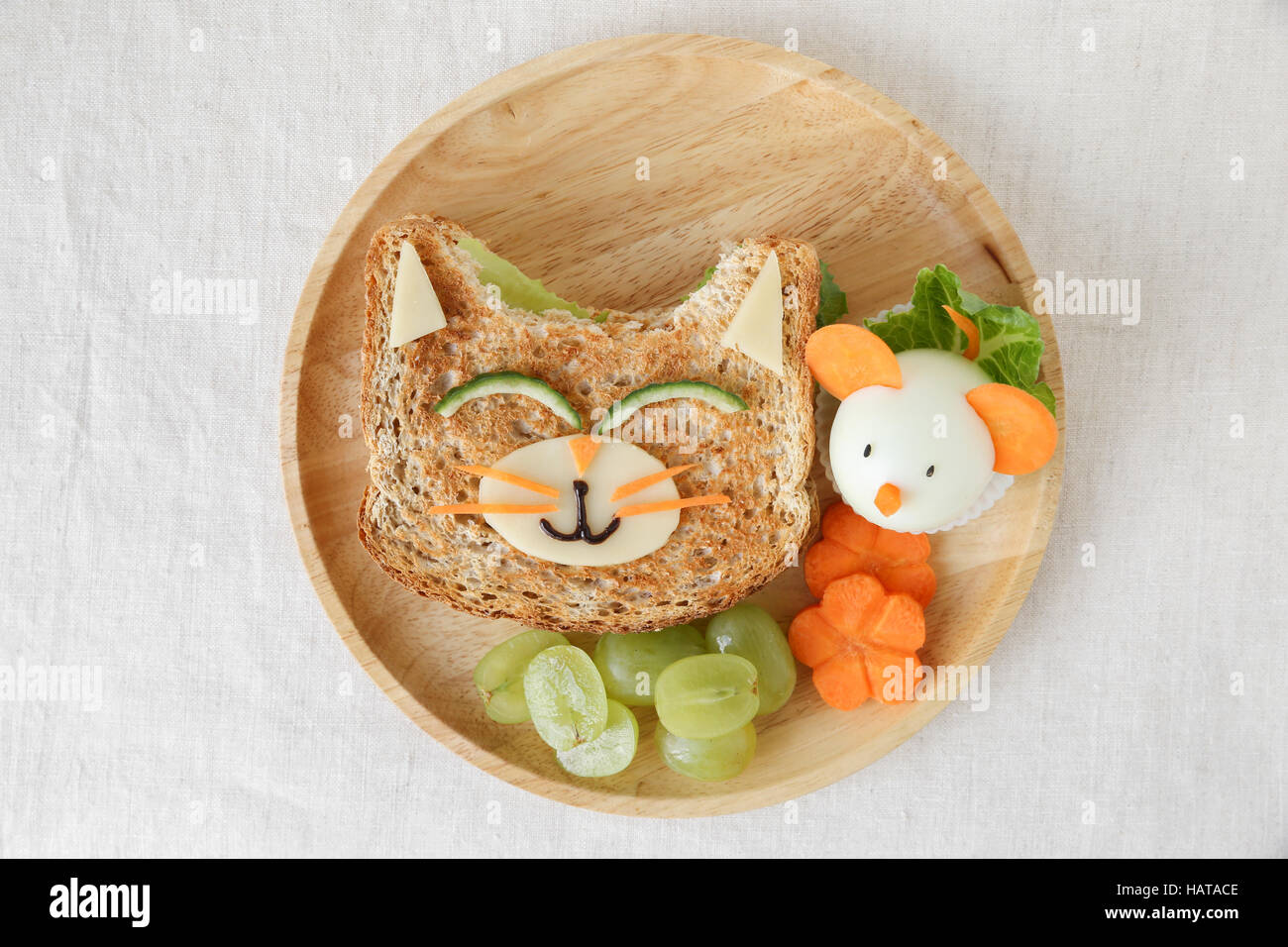 Mains tenant le curcuma lait latte Banque D'Images