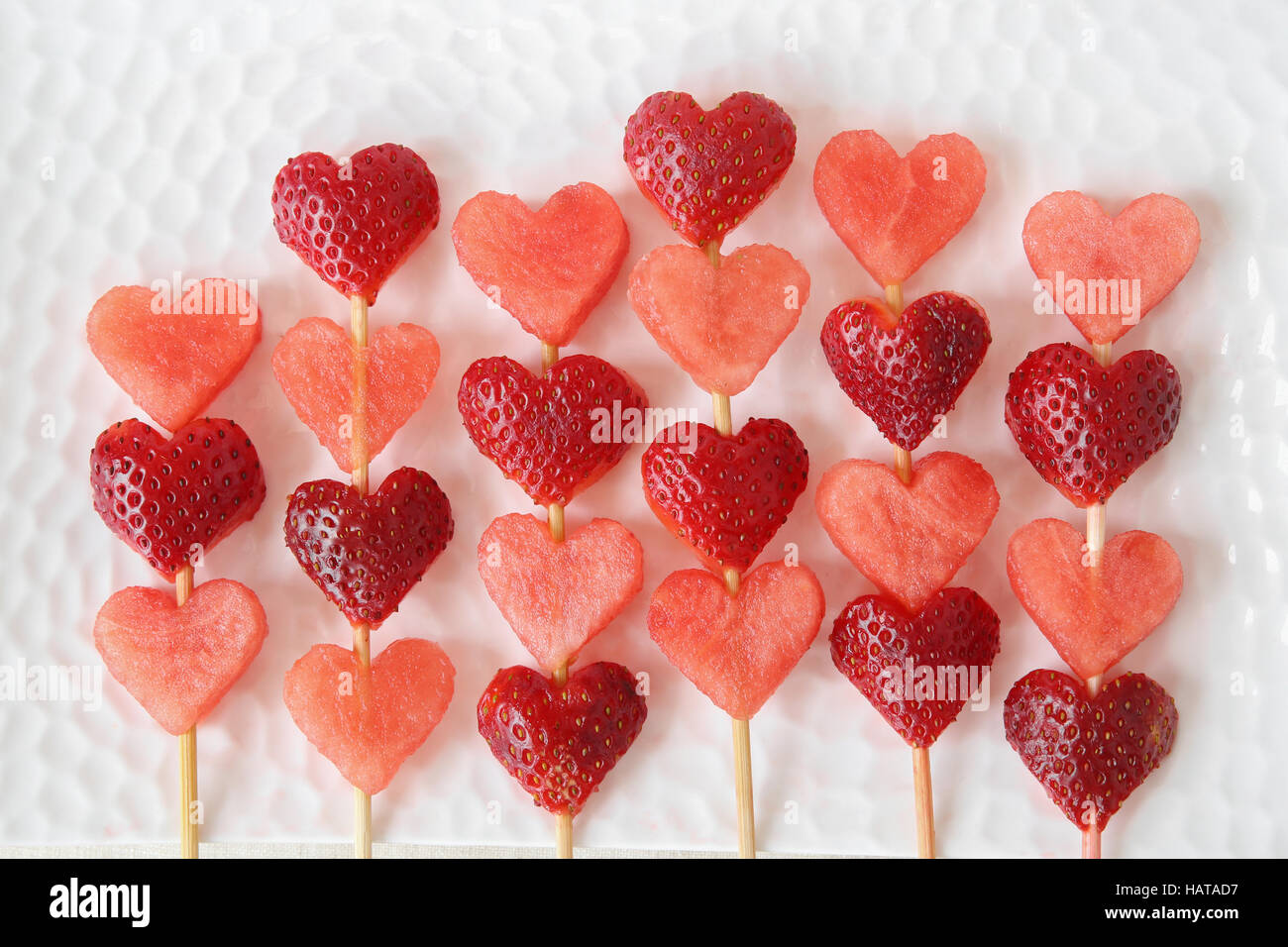 Mains tenant le curcuma lait latte Banque D'Images