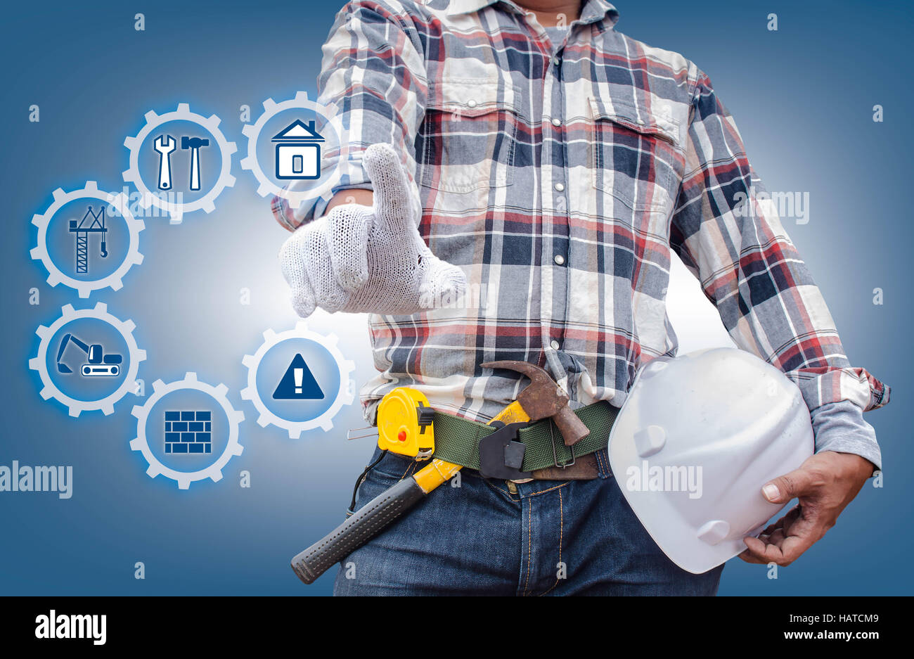 Par contre l'ingénieur travaillant avec interface informatique moderne Banque D'Images