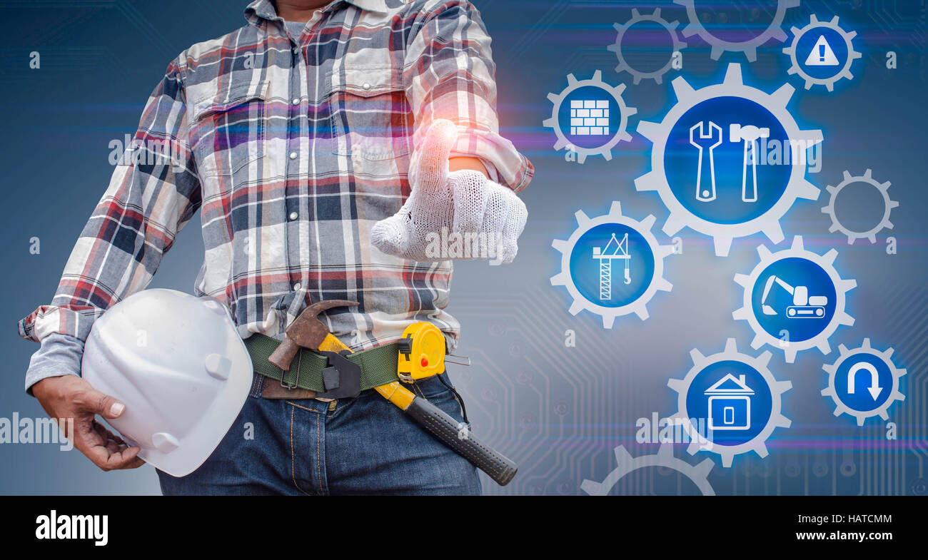 Par contre l'ingénieur travaillant avec interface informatique moderne Banque D'Images