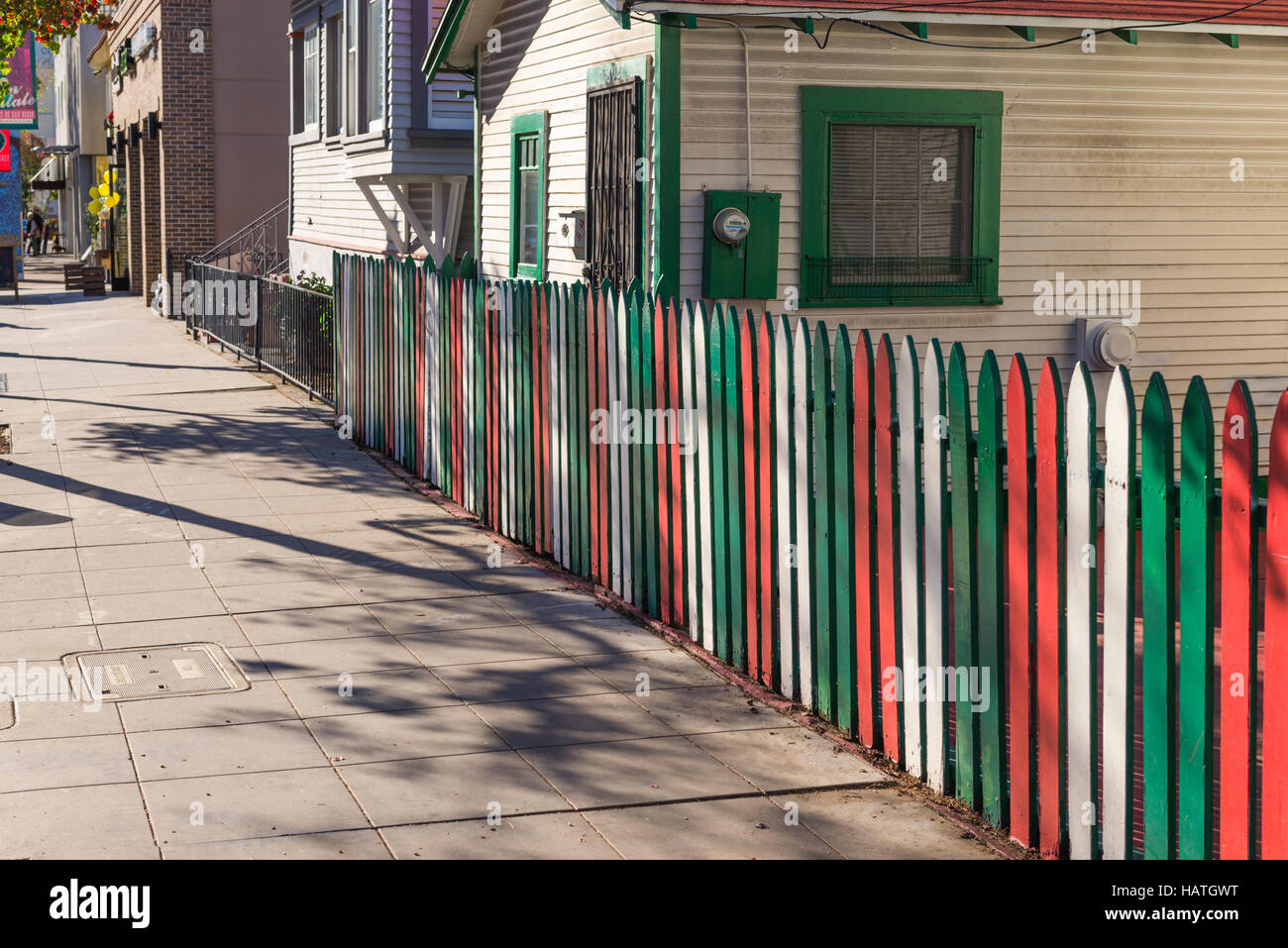 Maisons avec des barrières en bois peint aux couleurs du drapeau italien. La Petite Italie, San Diego, Californie. Banque D'Images