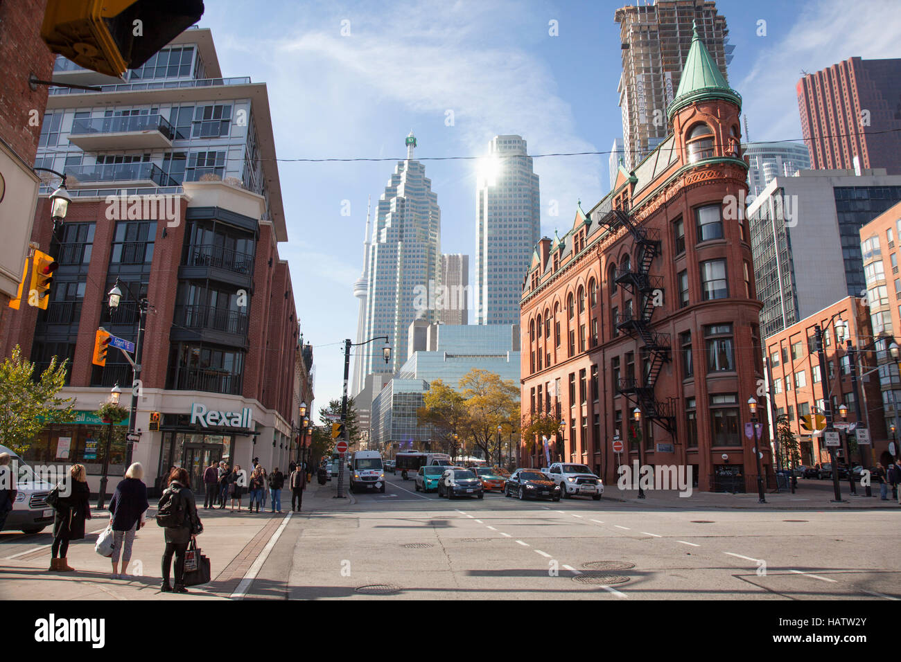 TORONTO - Le 18 novembre 2016 : le rouge-brique Immeuble Gooderham est un jalon historique de Toronto, Ontario, Canada situé au 49, rue Wellington Est. Banque D'Images