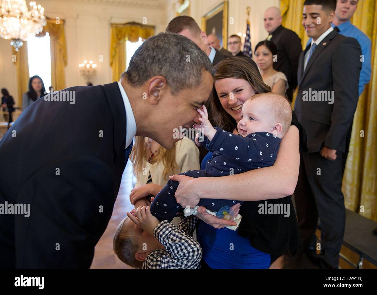 Le président des États-Unis, Barack Obama joue avec un bébé au cours d'une visite avec les guerriers blessés et leurs familles à la Maison Blanche à l'Est Prix 31 mars 2015 à Washington, DC. Banque D'Images