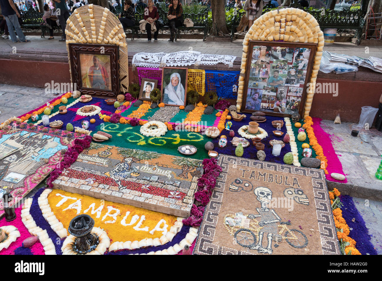 Un autel appelé ofrenda décoré pour le jour de la fête des morts au Jardin Principal dans San Miguel de Allende, Guanajuato, Mexique. La semaine de célébration est un moment où les Mexicains bienvenue les morts à la terre pour une visite et célébrer la vie. Banque D'Images