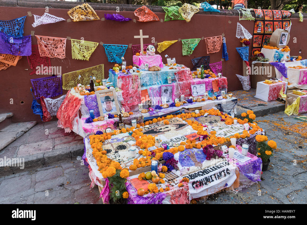 Un autel appelé ofrenda décoré pour le jour de la fête des morts au Jardin Principal dans San Miguel de Allende, Guanajuato, Mexique. La semaine de célébration est un moment où les Mexicains bienvenue les morts à la terre pour une visite et célébrer la vie. Banque D'Images