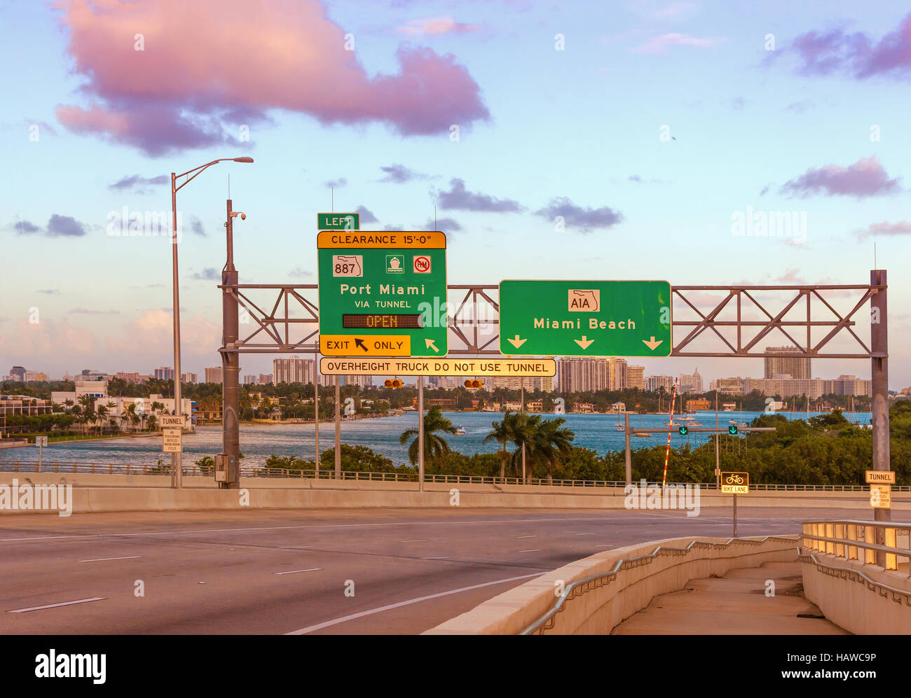 Signalisation routière pour Miami Beach, Floride, USA, à MacArthur Causeway au coucher du soleil. Banque D'Images