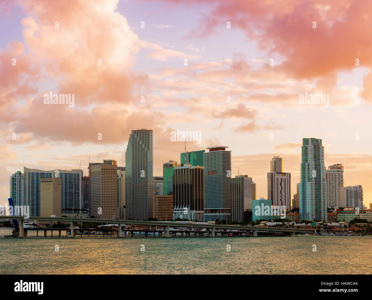 Le centre-ville de Miami, Floride, USA, vu de MacArthur Causeway au coucher du soleil. Banque D'Images