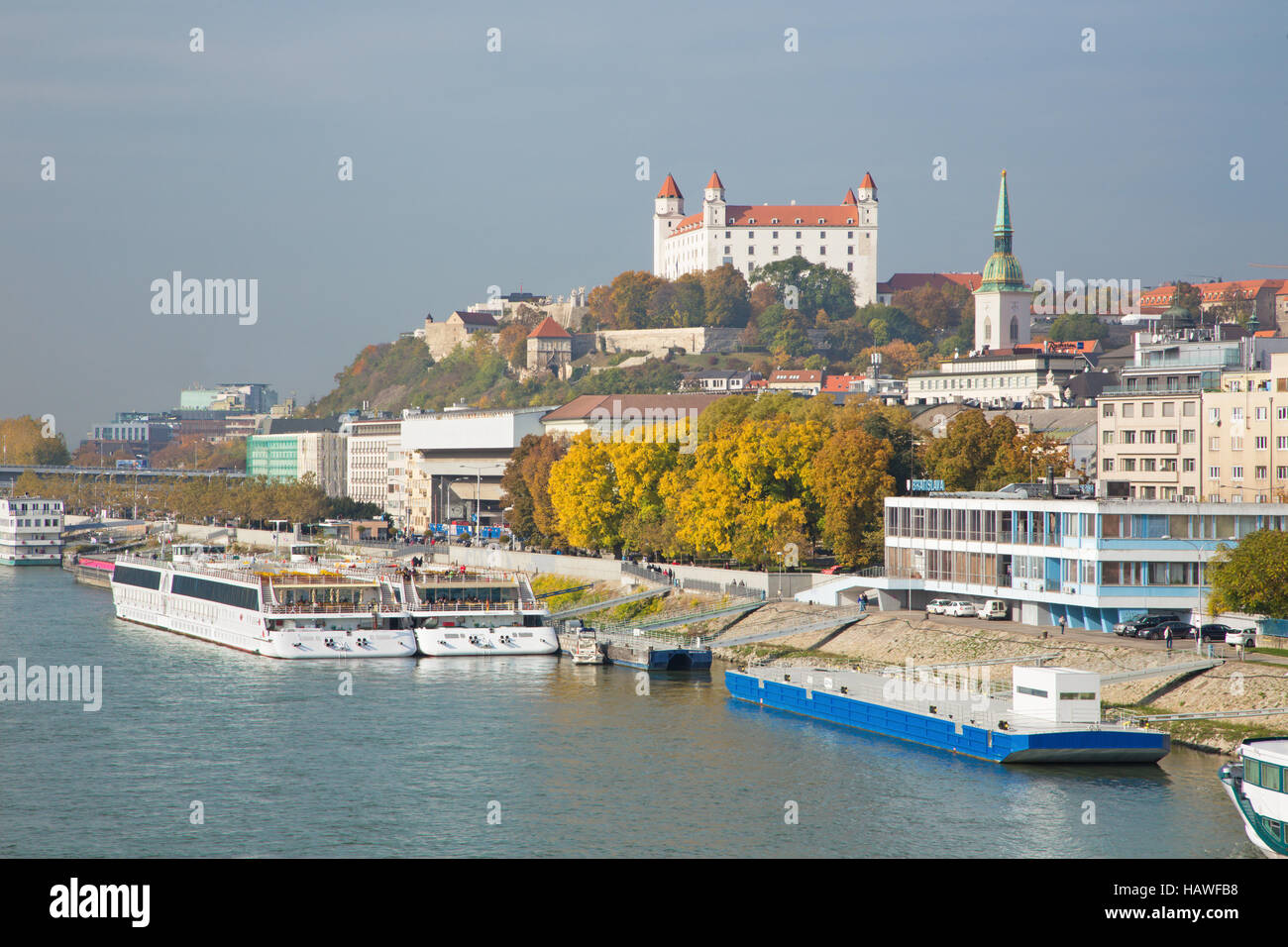 BRATISLAVA, SLOVAQUIE, octobre - 27, 2016 : le front de mer, la cathédrale et le château. Banque D'Images