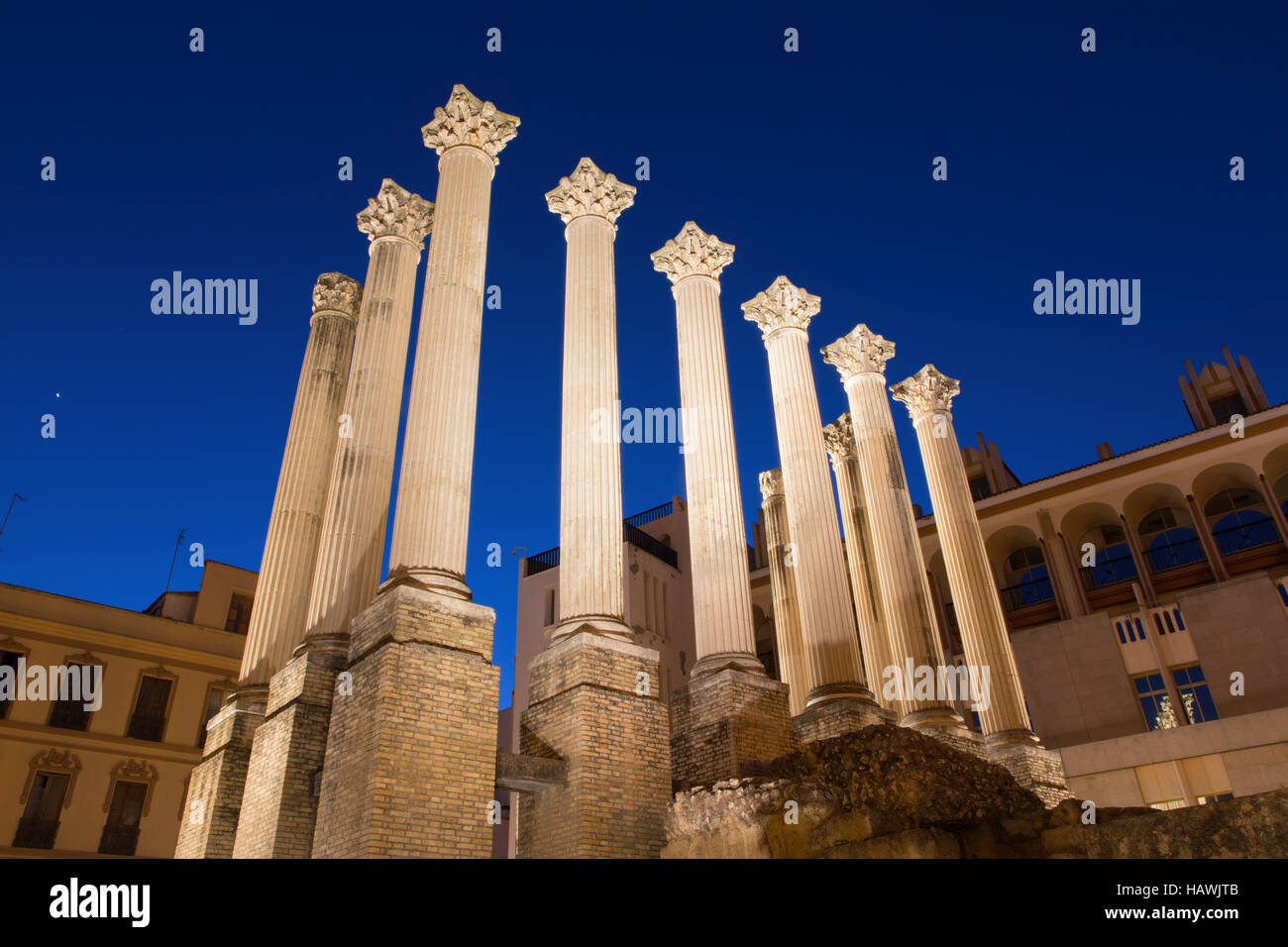Cordoba - Les colonnes du temple romain au crépuscule. Banque D'Images