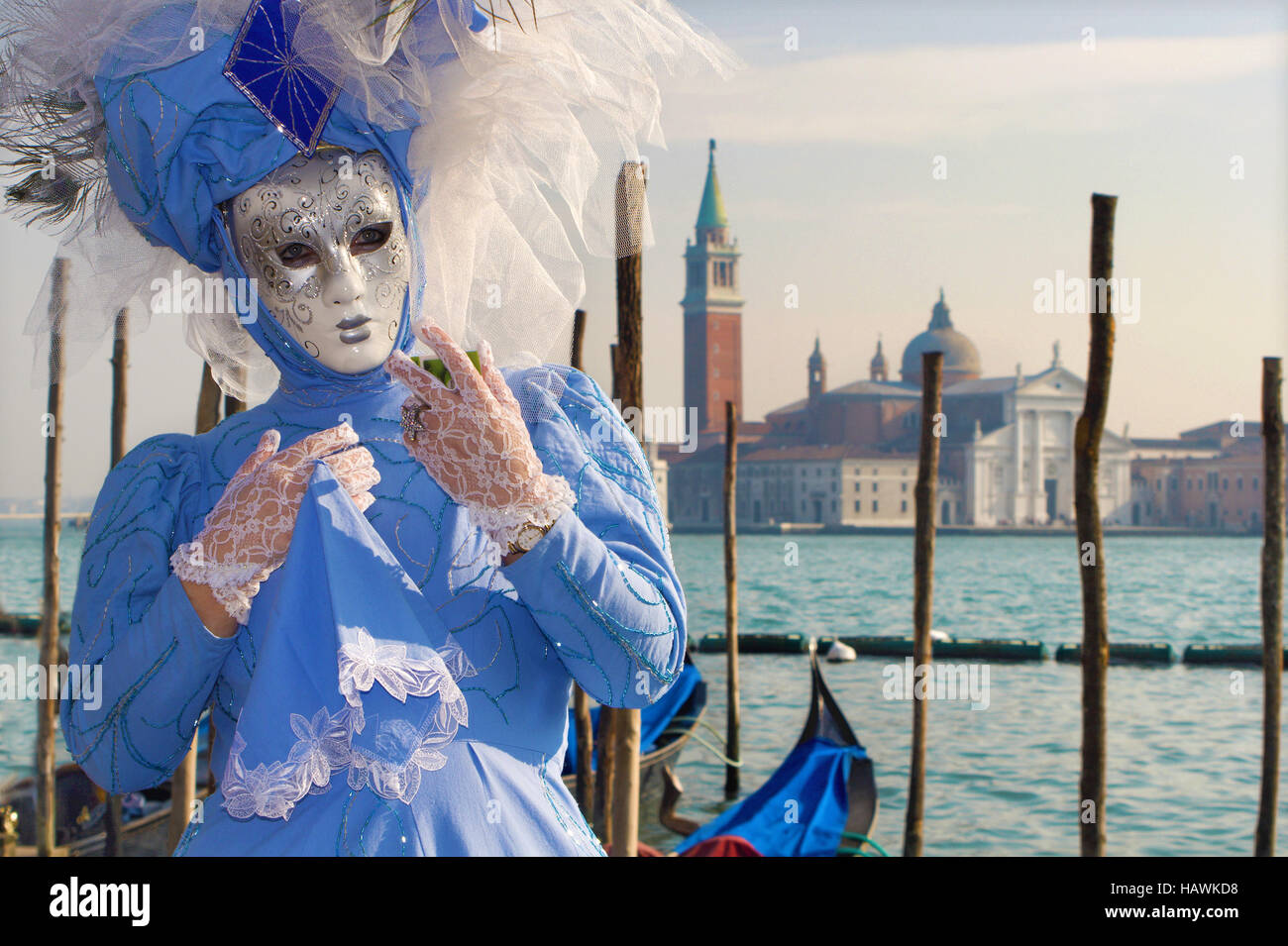 Venise, Italie - février 26, 2011 : Le masque bleu de carnaval et l'église San Giorgio Maggiore en arrière-plan. Banque D'Images