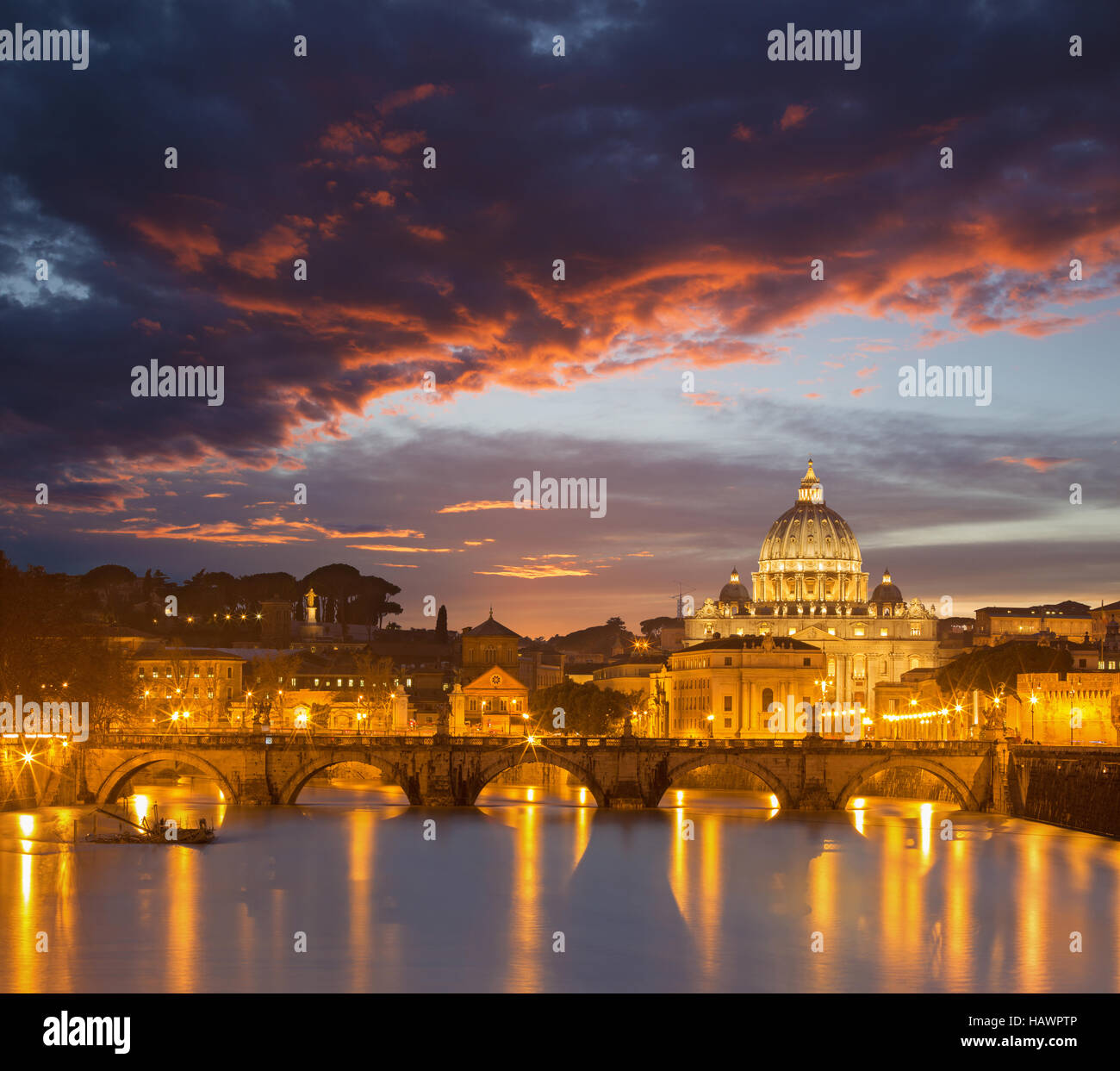 Rome - Anges et pont St Pierre basilique en rouge soir crépuscule Banque D'Images