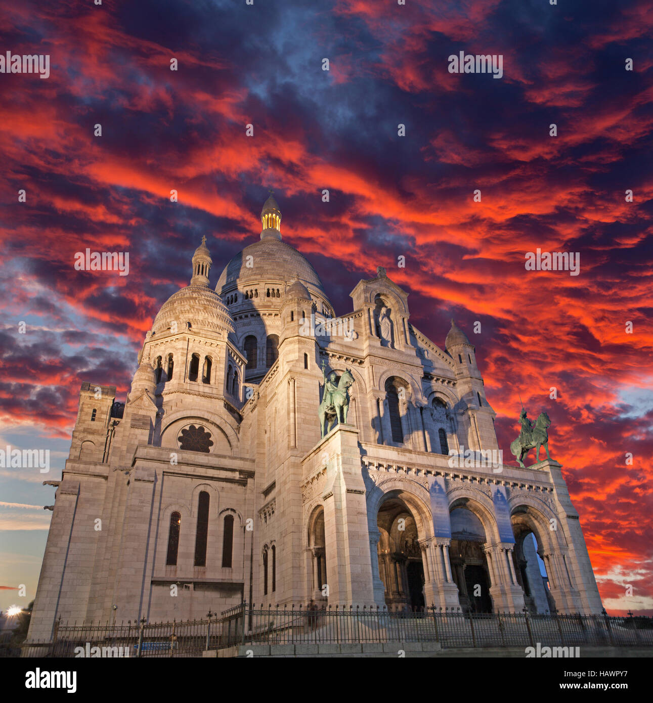 Paris - l'église Sacré-cœur en rouge au crépuscule du soir. Banque D'Images