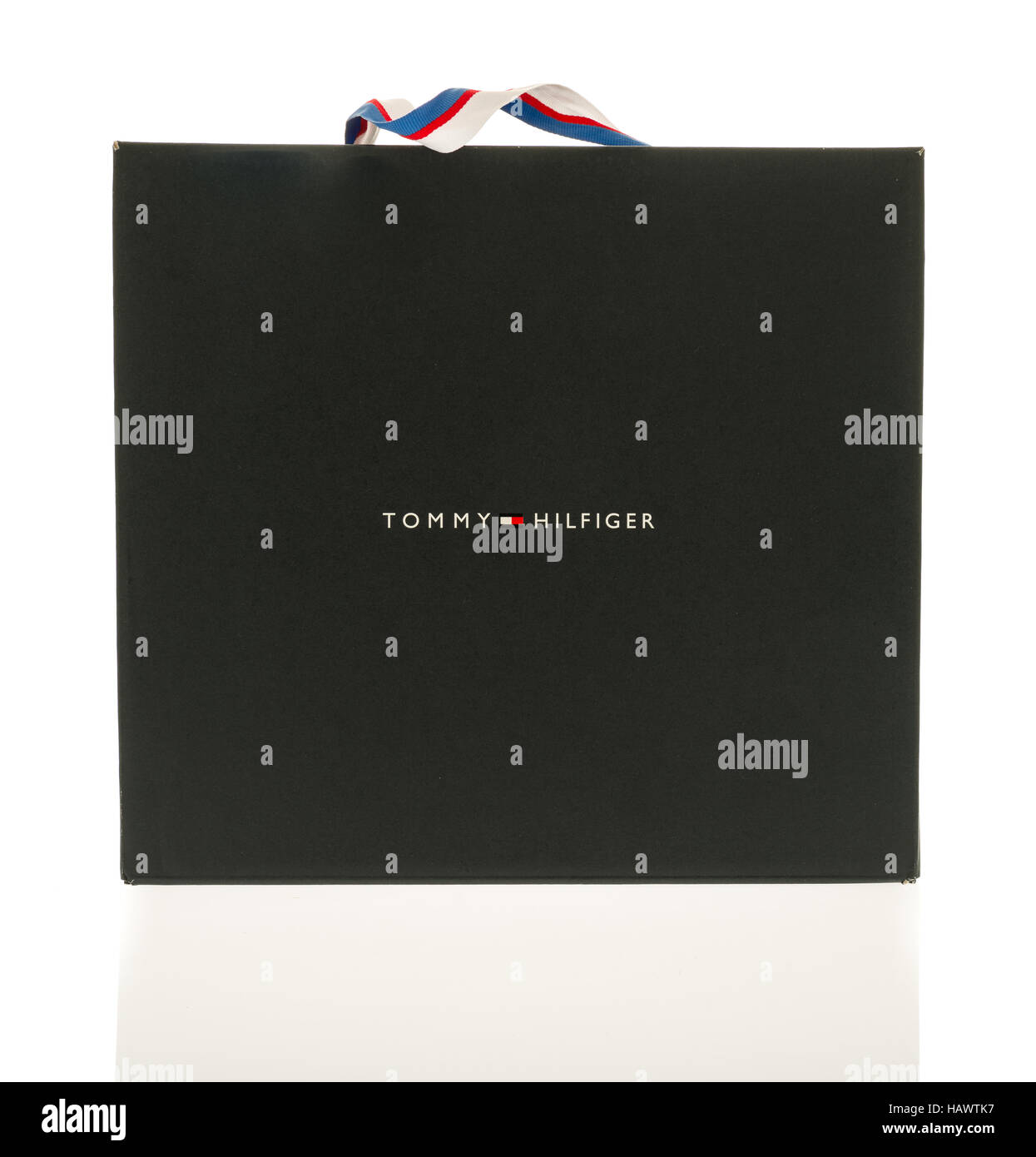 Winneconne, WI - 26 novembre 2016 : boîte contenant Tommy Hilfiger  chaussures, bottes, vêtements, au fond d'un cas isolé Photo Stock - Alamy