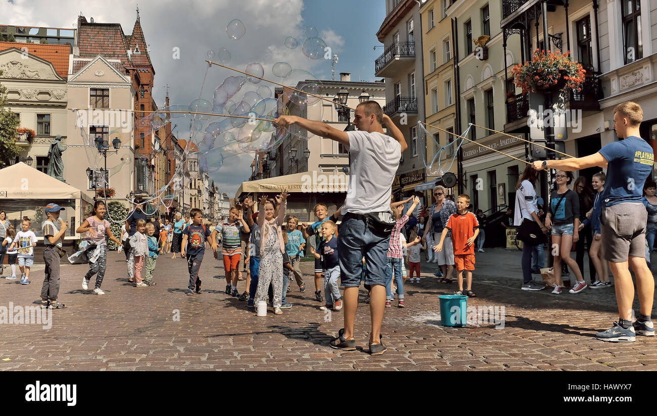 Festival de rue d'été à Torun, Pologne avec les hommes pour la création de bulles d'enfants excités. Banque D'Images