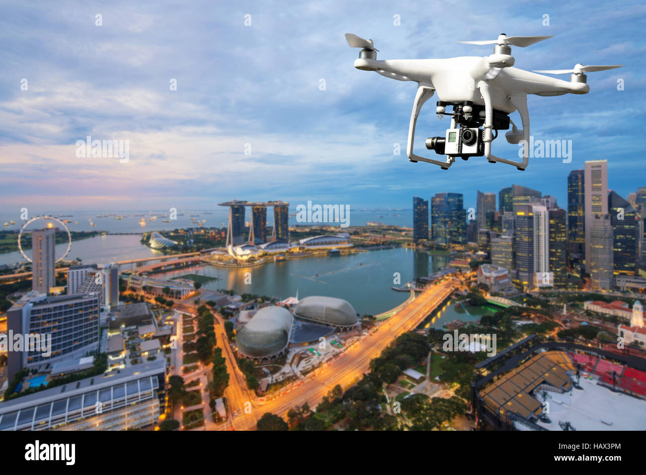 Drone avec appareil photo numérique haute résolution en survolant la ville de Singapour à Marina Bay à Singapour. Banque D'Images