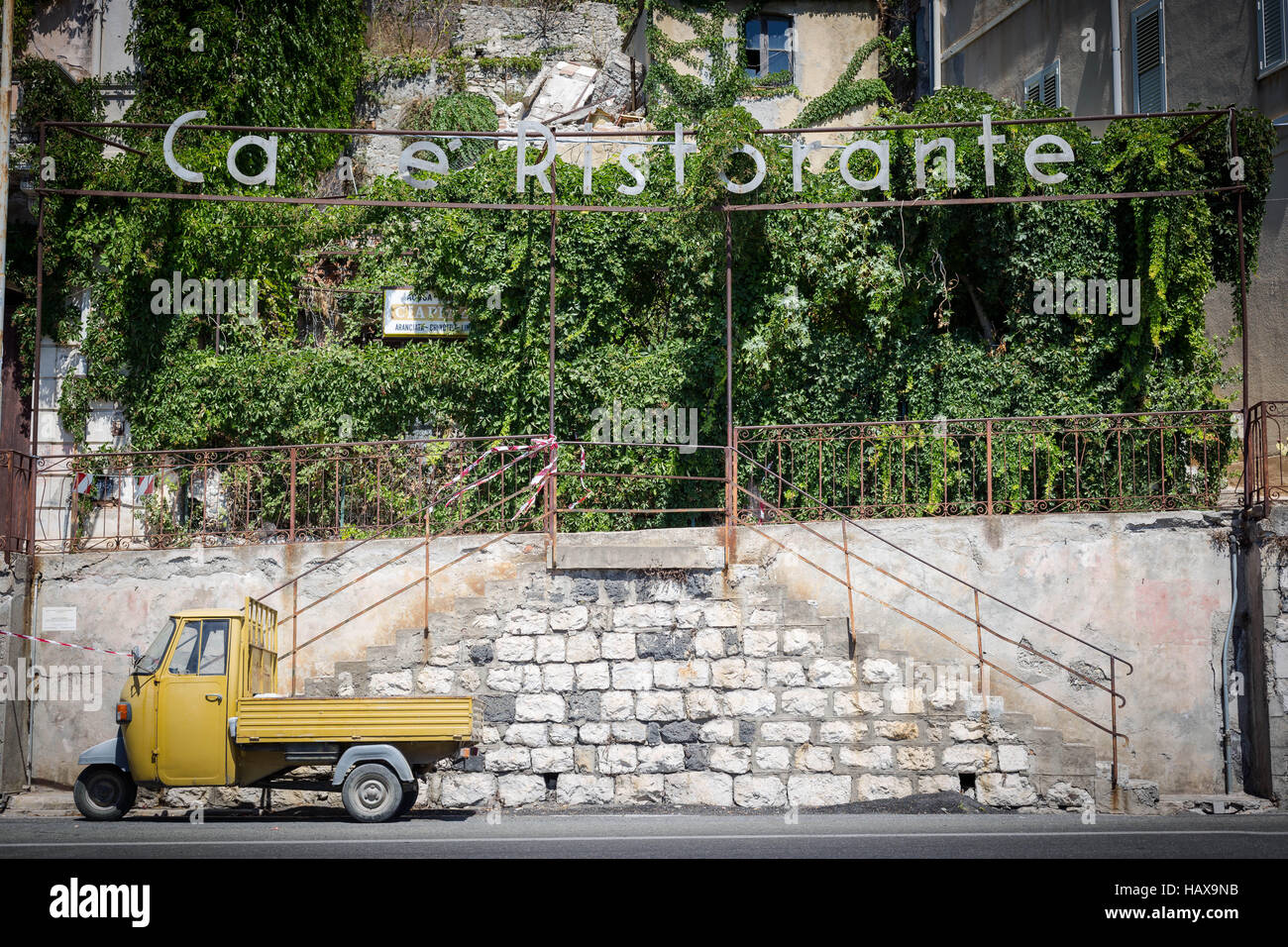 Vieux café avec Ape et parqué dans l'avant en Sicile. Banque D'Images