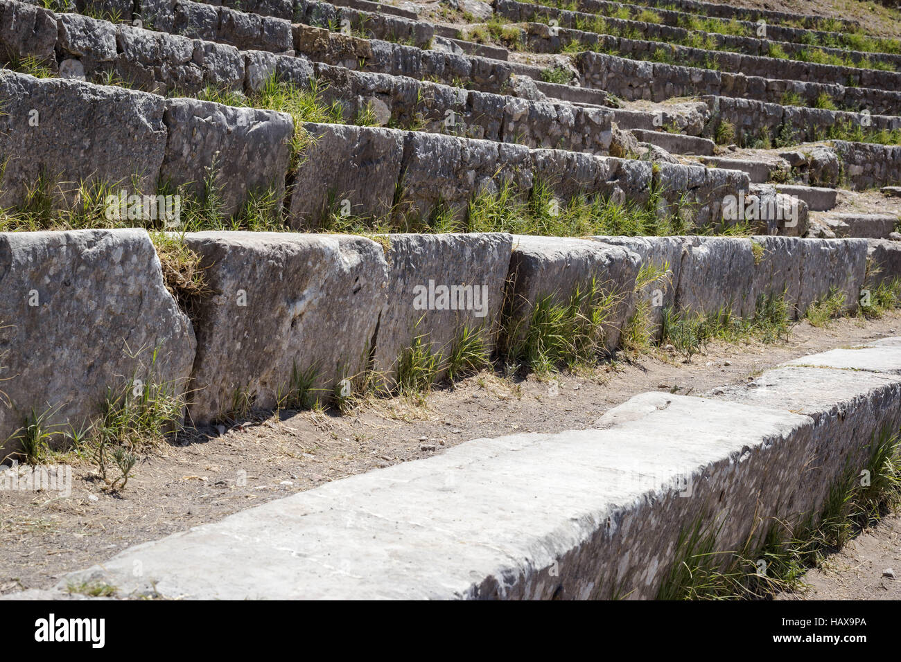 Sièges de l'ancien théâtre grec de la charmante ville de Taormina, Sicile Banque D'Images