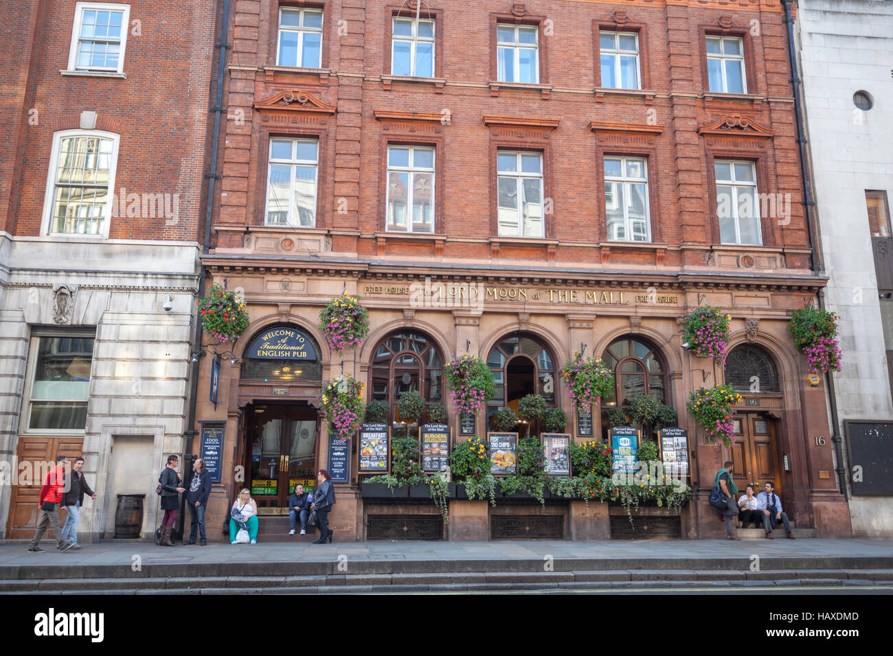 Londres, les gens autour de le pub traditionnel 'Le Seigneur Lune du Mall Banque D'Images