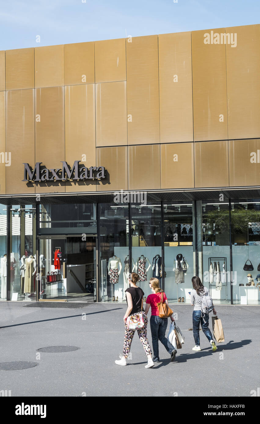 Max Mara, outlet store Photo Stock - Alamy