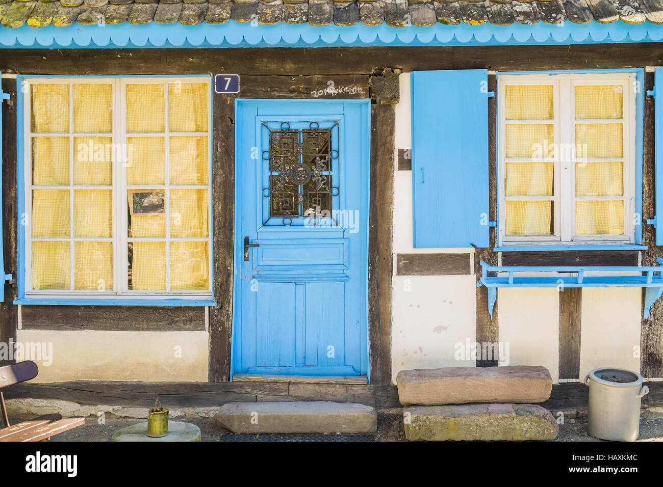 Maison à colombages historique, porte bleue Banque D'Images