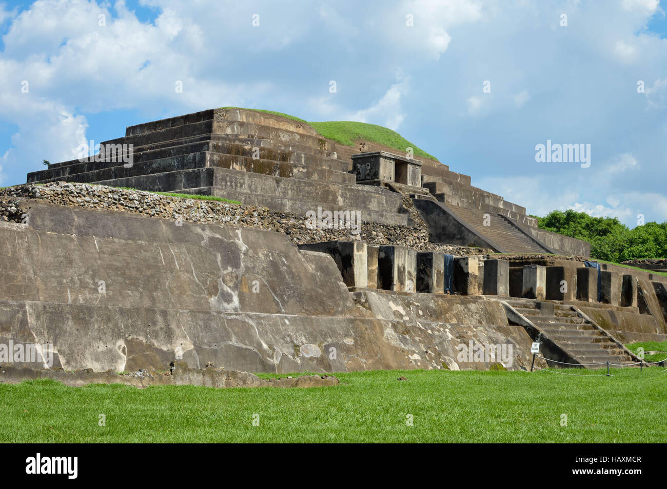 Tazumal site archéologique de la civilisation Maya en El Salvador. C'est un complexe architectural au sein de la plus grande zone de l'ancienne TCI Mésoaméricain Banque D'Images