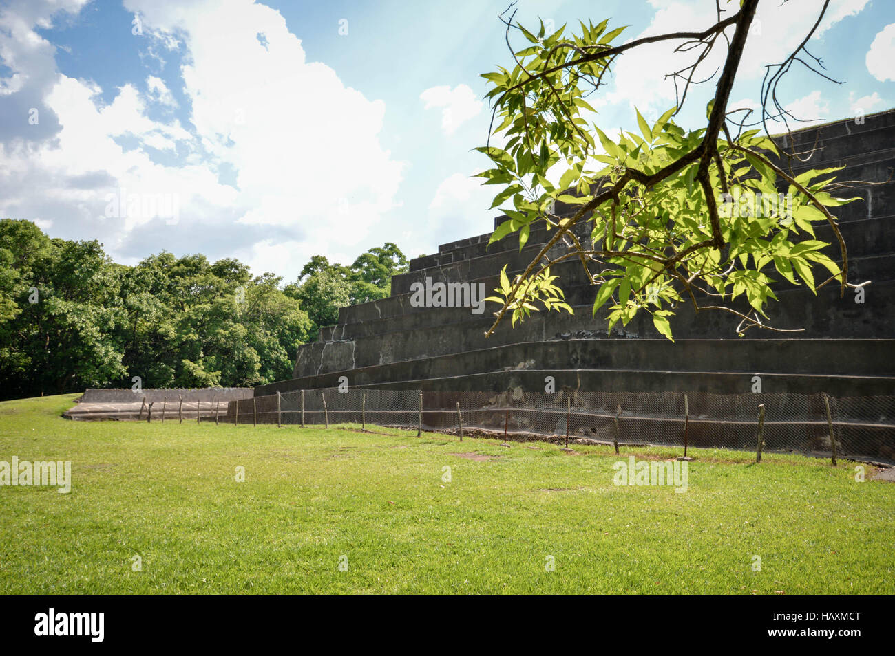 Tazumal site archéologique de la civilisation Maya en El Salvador. C'est un complexe architectural au sein de la plus grande zone de l'ancienne TCI Mésoaméricain Banque D'Images