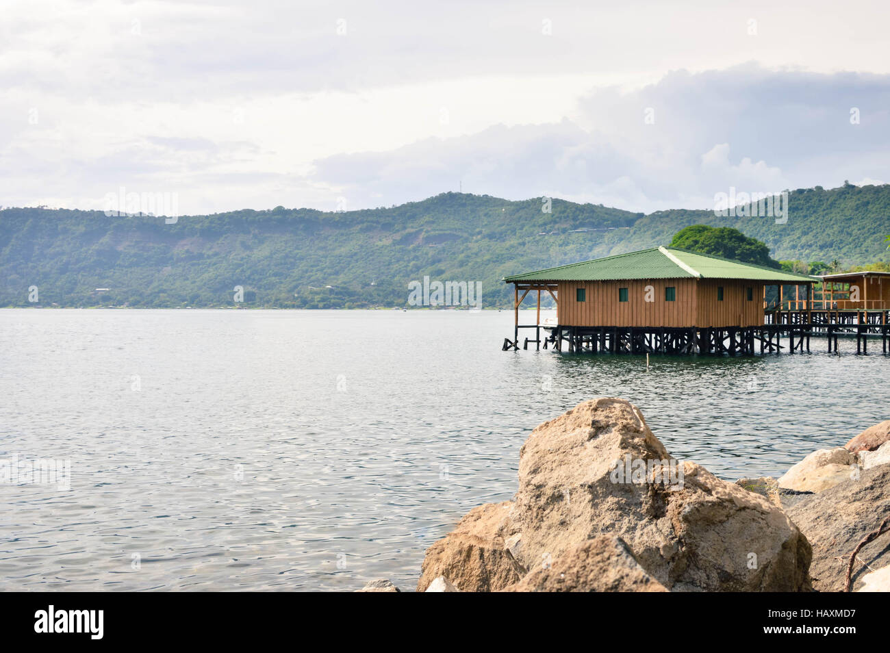 Belle côte et de la végétation luxuriante de la caldeira dans le lac Coatepeque Salvador. L'Amérique centrale Banque D'Images