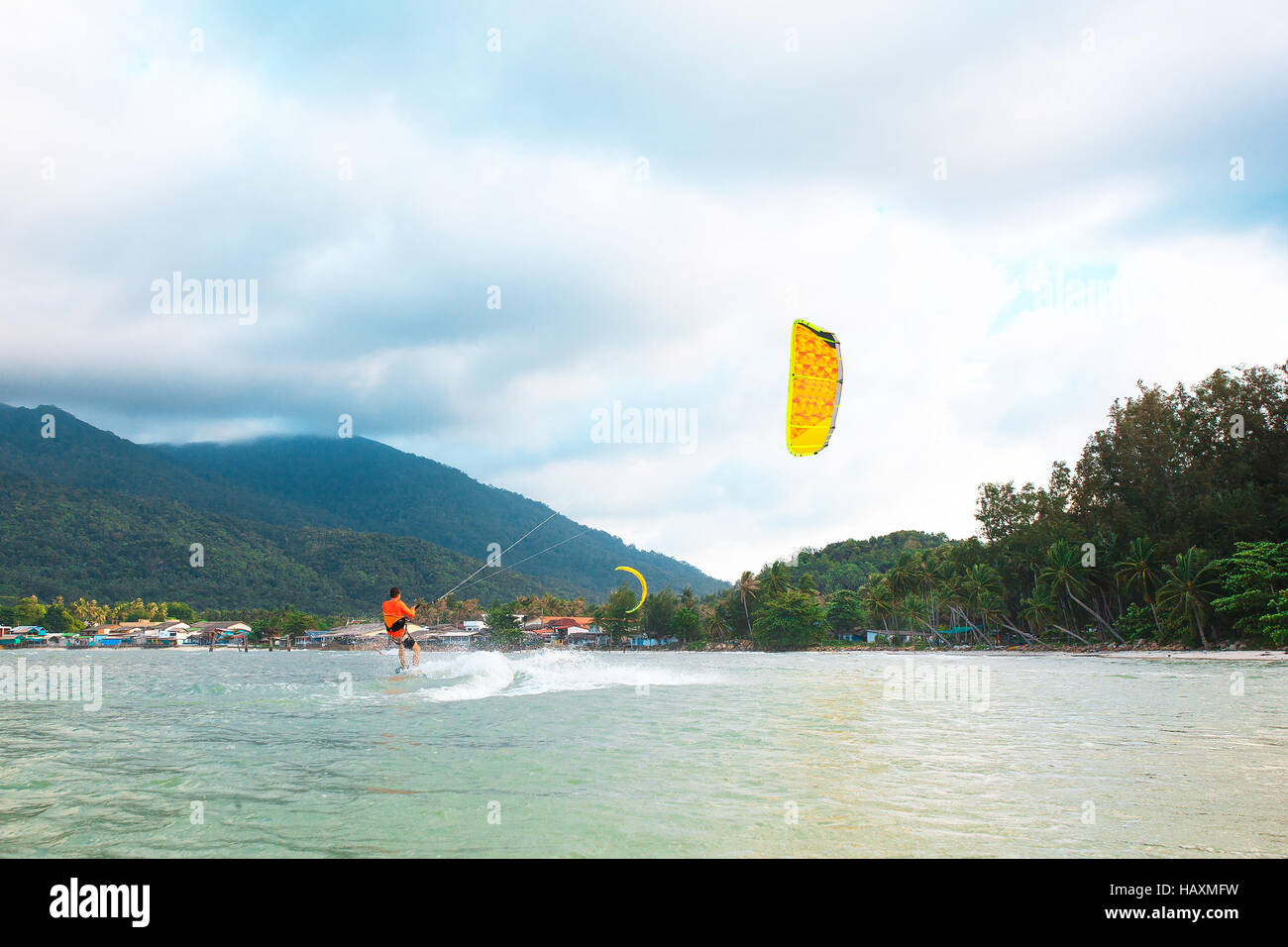 Kite Surf, in l'océan, sport extrême. Le point de droit. Banque D'Images