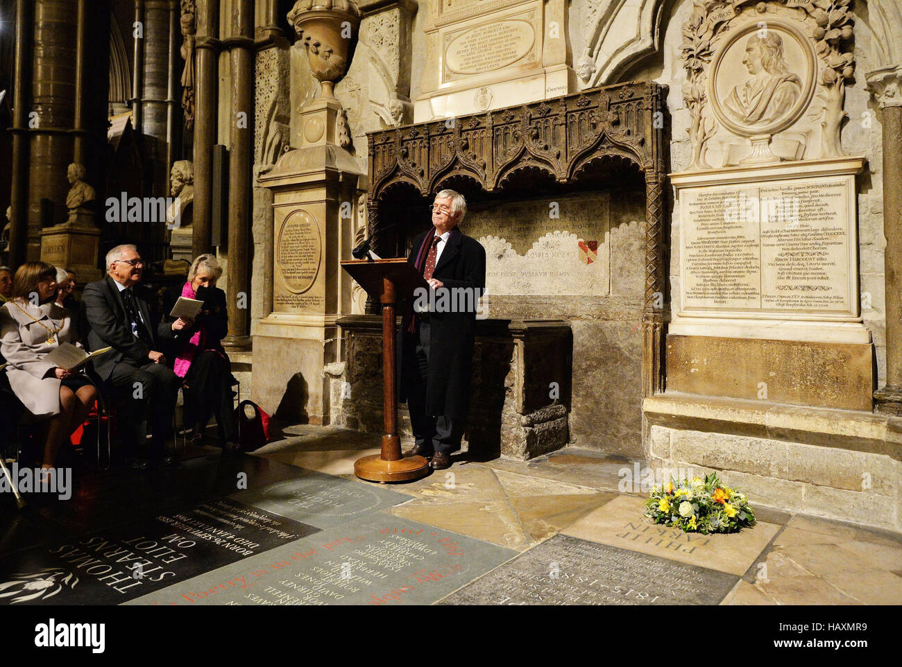 Sir Tom Courtenay lit un poème à proximité de la pierre commémorative de poète Philip Larkin après qu'il a été dévoilé en Poet's Corner dans l'abbaye de Westminster, au centre de Londres. ASSOCIATION DE PRESSE Photo Photo date : vendredi 2 décembre 2016. Crédit photo doit se lire : John Stillwell/PA-W Banque D'Images