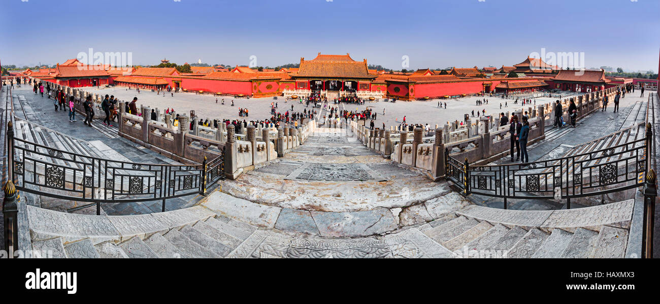 Vaste carré en fin de l'empereur de la Cité interdite dans la capitale chinoise Beijing. Ancienne résidence royale du haut de l'échelle de mesures pour le chinois traditionnel Banque D'Images