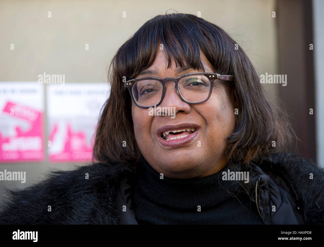 Shadow home secretary Diane Abbott, député de London North Stoke Newington et visites, les membres de l'Union des travailleurs de la Communication sur la ligne de piquetage à l'extérieur d'un bureau de poste fermé à Hackney, East London, en tant que membres de l'unir et de CWU organisent une grève de 24 heures dans les différends sur les pensions, l'emploi et des fermetures. Banque D'Images