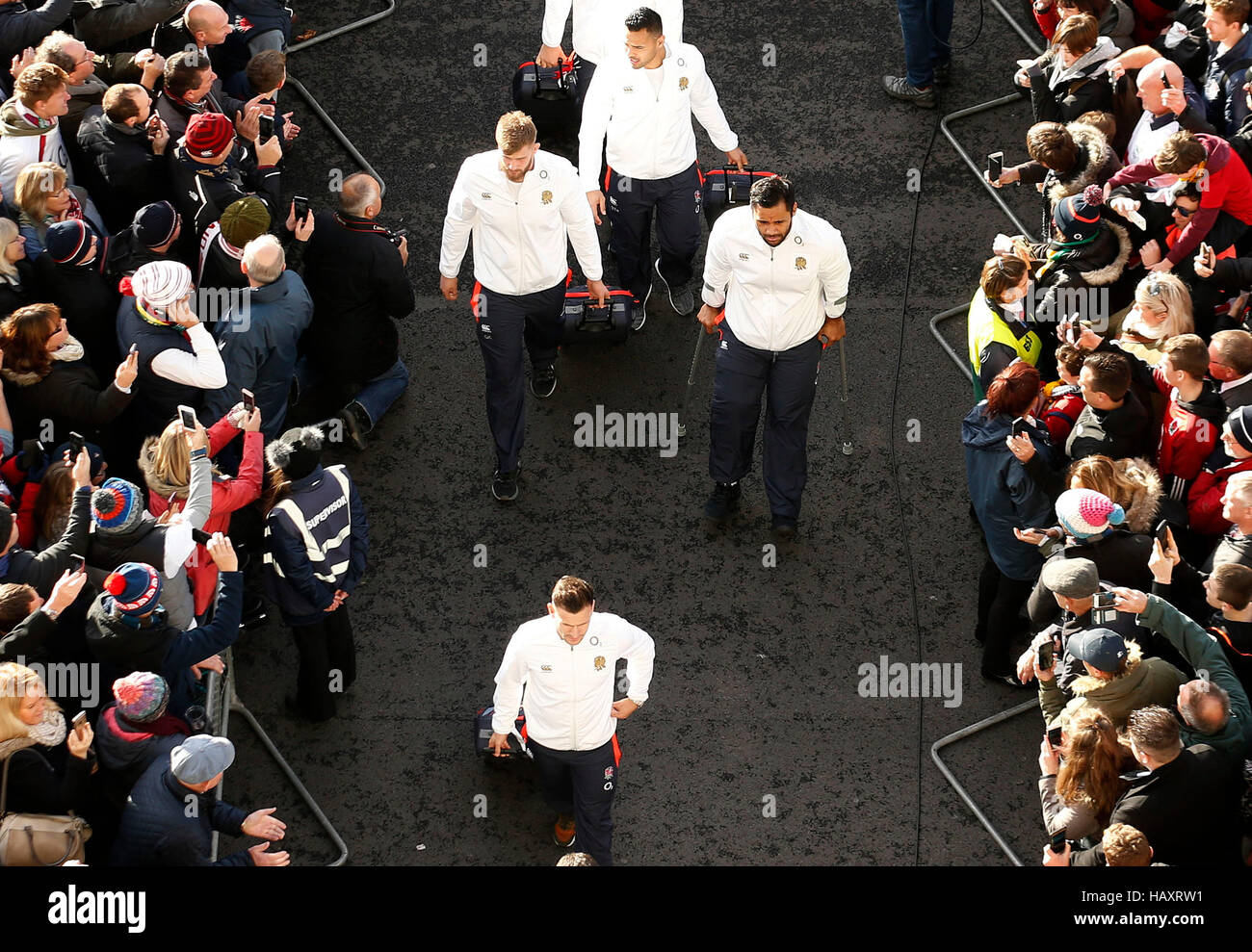 L'Angleterre est Billy Vunipola (centre droit) et George Kruis arriver pour l'automne International match à Twickenham Stadium, Londres. Banque D'Images