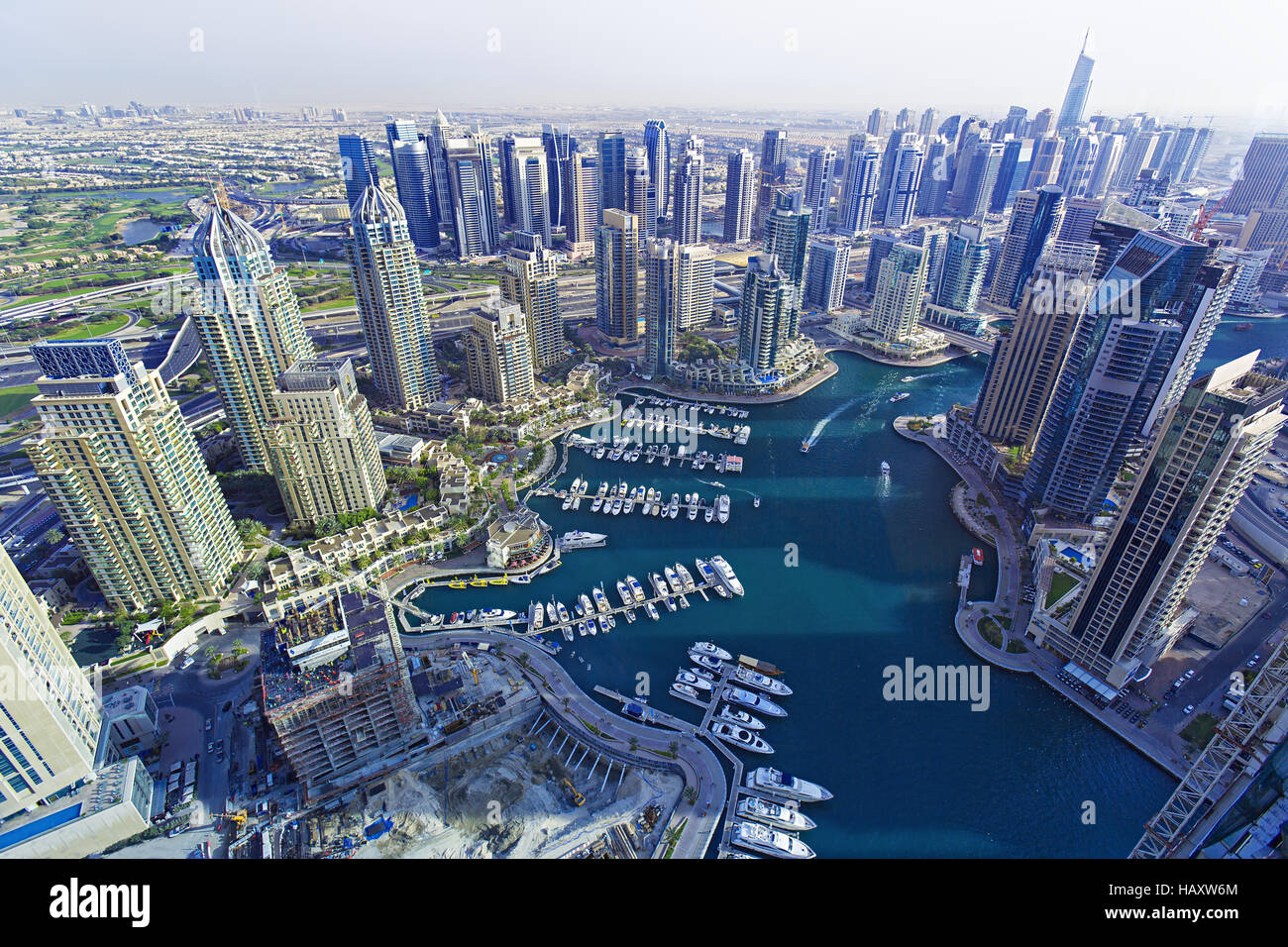 Vue de dessus sur la Marina de Dubaï et des yachts de luxe au coucher du soleil, la ville de Dubaï, Emirats Arabes Emirares Banque D'Images