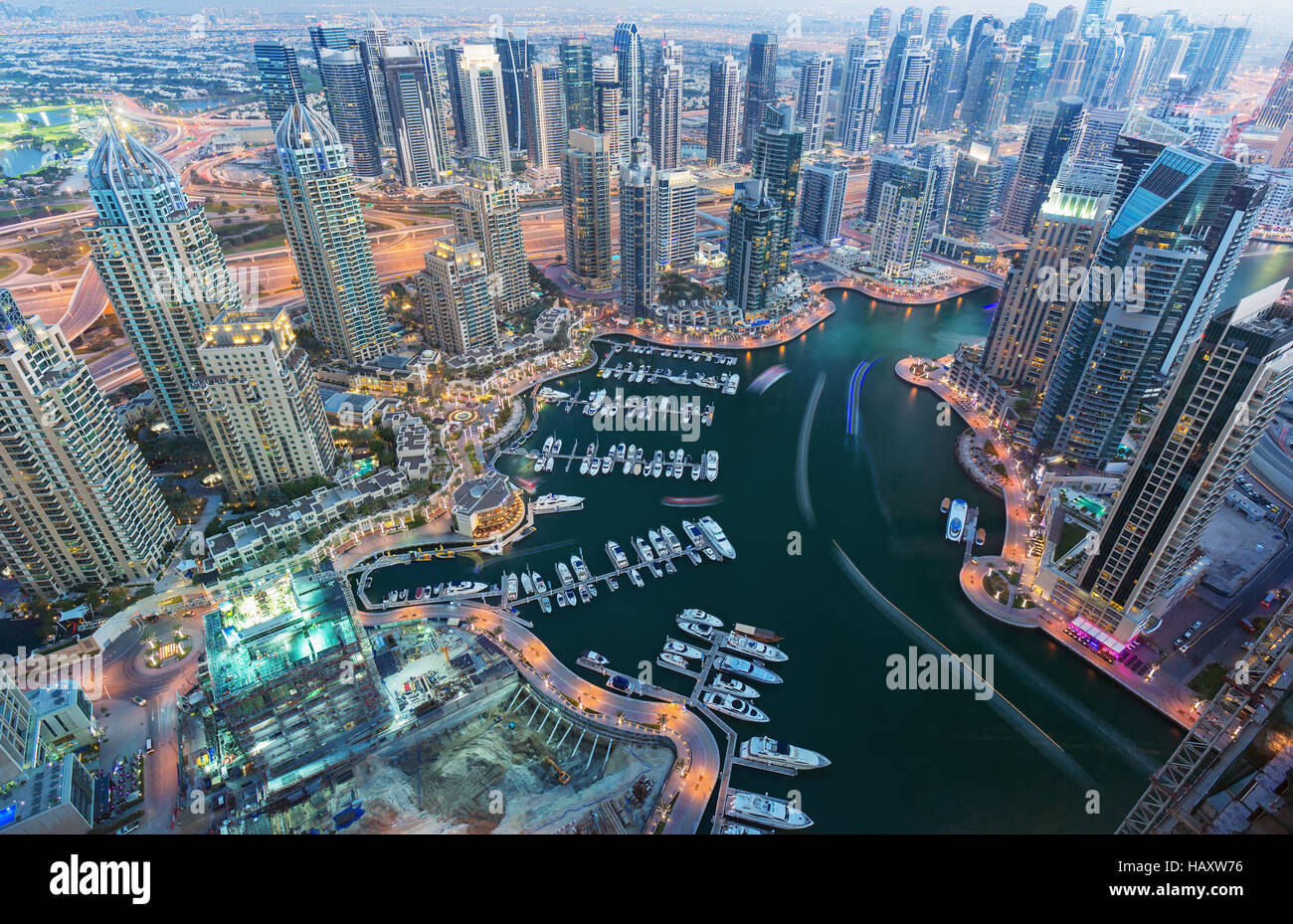Vue sur le port de plaisance de luxe a mis en lumière la nuit, la ville de Dubaï, Emirats Arabes Unis Banque D'Images