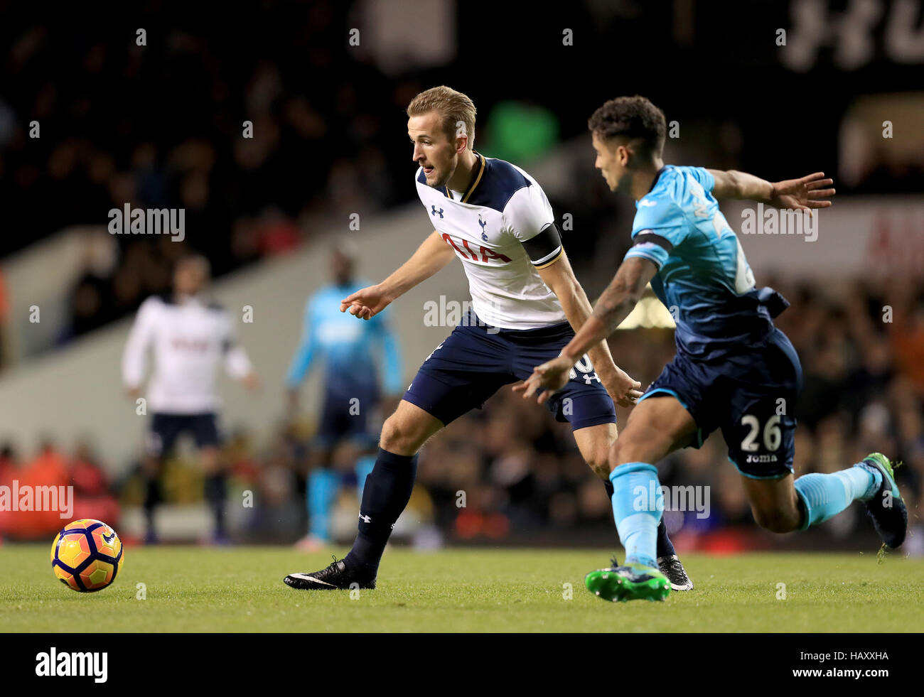 Tottenham Hotspur Harry Kane (à gauche) et Swansea City's Kyle Naughton (à droite) bataille pour la balle durant le premier match de championnat à White Hart Lane, London. Banque D'Images