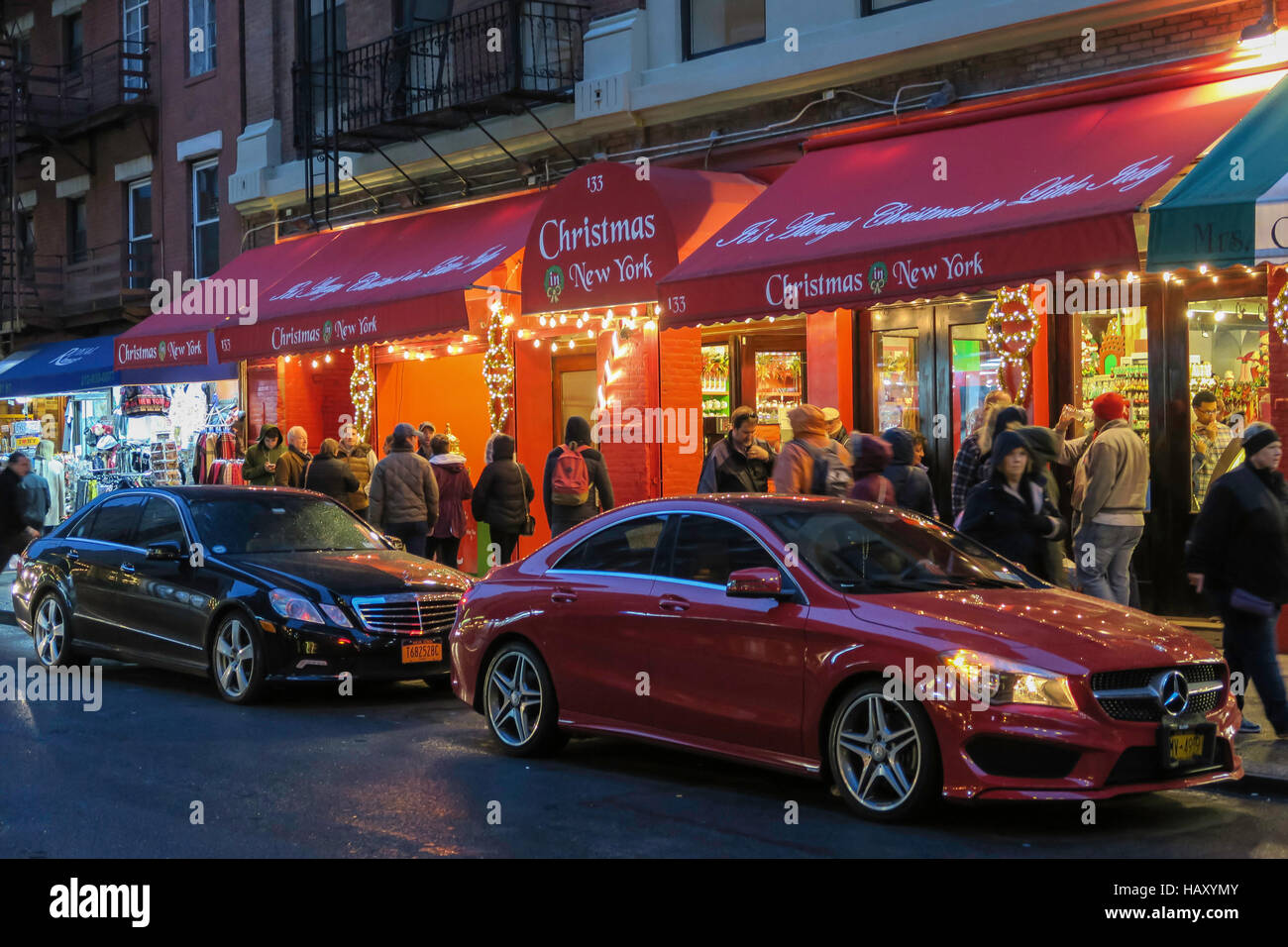 Saison de vacances sur Mulberry Street au crépuscule dans la Petite Italie, NYC Banque D'Images