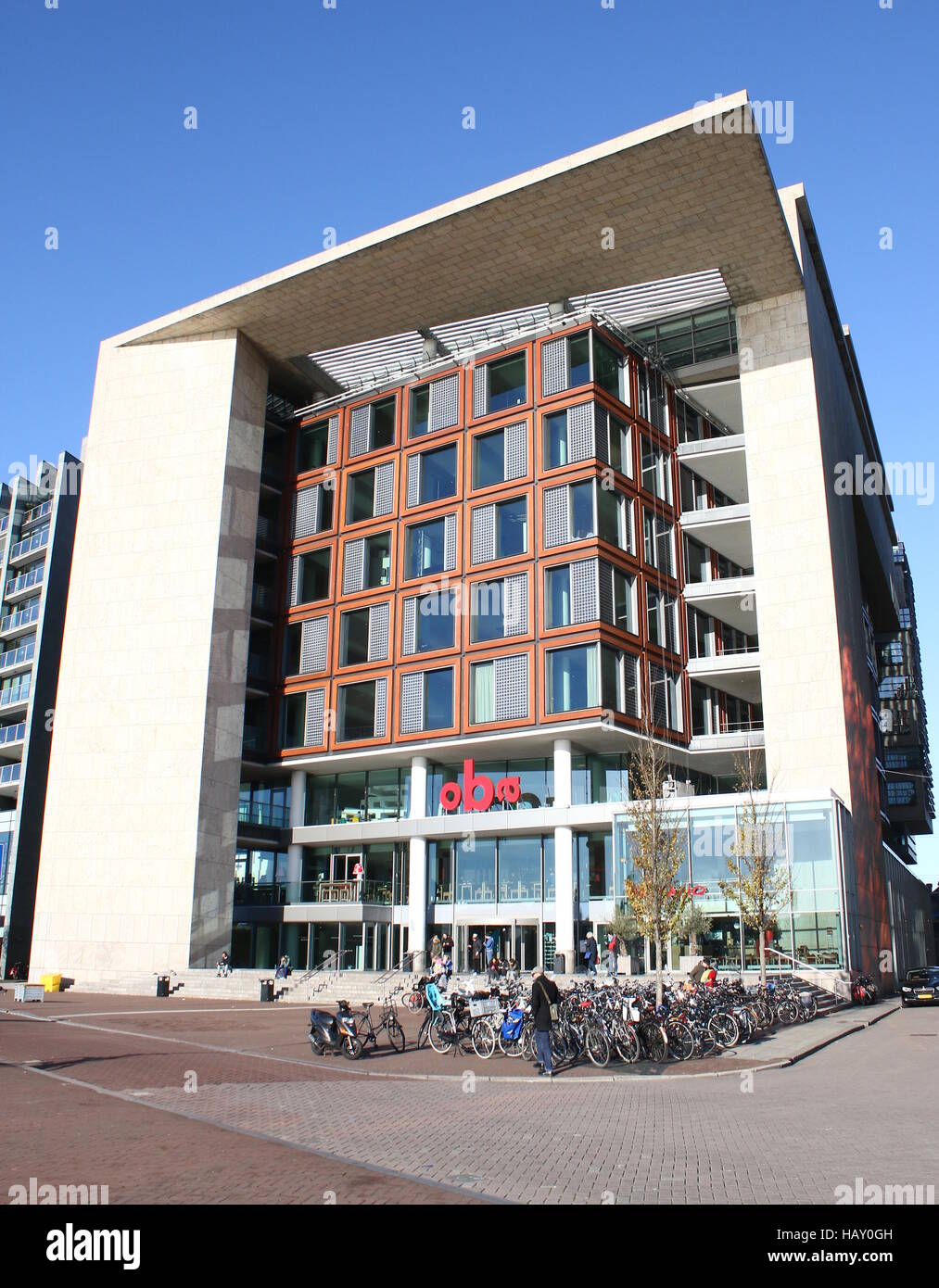 Amsterdam Conservatorium (Université des Arts) bâtiment et la Bibliothèque publique d'Amsterdam à Oosterdokskade OBA, Amsterdam, Pays-Bas Banque D'Images